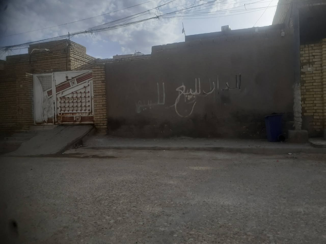 سلام عليكم دار للبيع طابو صرف بسمي المساحه200 غرف اثنين حمام اثنين وصاله جبيره ومطبخ حار وبارد ديوانيه جبيره المكان الجبيسه حي السجاد قرب المدرسه يعرب سعر65وبي مجال رقم ***********
