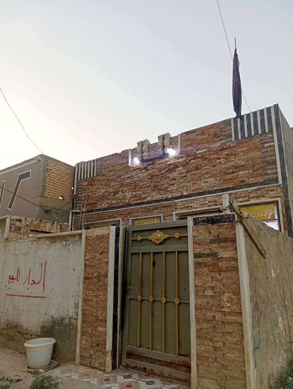 السلام عليكم بيت للبيع غرفة النوم وصاله كلدور مفتوحه ومطبخ مساحه 117سند 25 طابو زراعي وردية خارج يم اسداره ثانيه فرع المولده على شارع تبليط الاتصال على رقم واتساب ***********
