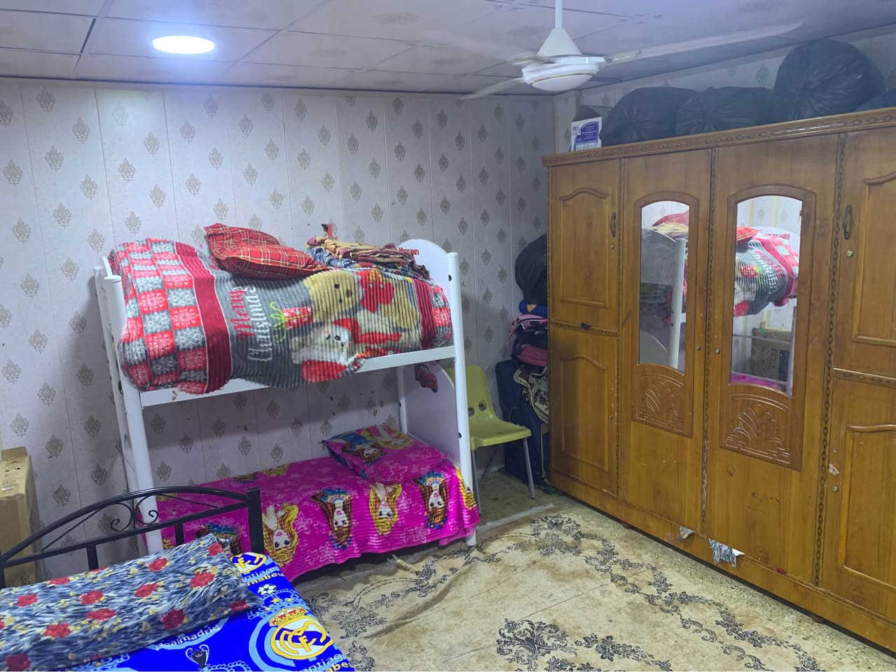 رجاءا  مو شراي لاتراسل  وإذا تدور بمكان حديث عندك شقق المجمعات السكنية وروح اشتري بيهه ،شقة للبيع وقف سني ثاني بناية عن الشارع العام شارع الاستقلال موقع متميز  تصلح مكتب أو سكن طابق ثاني من بناية  بناء الثمانينات  تحتوي على غرفتين وصالة وصحيات مشتركة ومطبخ صغير وبلكونة يمكن تحويلها الى درج خارجي خاص معزول  بالشقة  الشقة ايجارها الشهري 80 الف يتحول وصلها الاصلي بسمك في الوقف مكانها في العشار حي الزهور شارع الاستقلال قرب المصرف الاسلامي الجهة المقابلة لبريهه سوق عبدالله بن علي  بظهرك والمستوصف خلفها والمدارس  100 م عنها كل شي قريب عليك وجيرانك ناس ذهب وعوائل محترمة  مع العلم كانت مؤجرة ب400 الف  وتسلم الشقة خلال 10 ايام تفرغ سعر الشقة مع تصفير ديونها 45 مليون من دون تصفية الديون 35 مليون  وبيه مجال والشراي يتصل *********** البصرة, العراق
