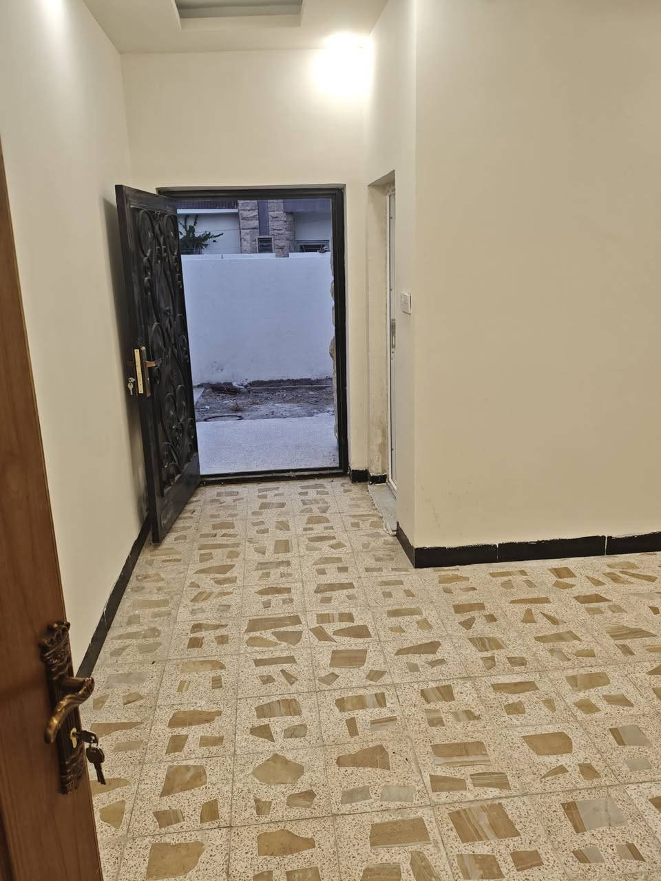 بيت للبيع 
بمجمع اليرموك 
250متر طابق ونص 
3غرف نوم 
كراج + حديقه +مكون من 3مجمعات صحيه 
للاستفسار ***********
