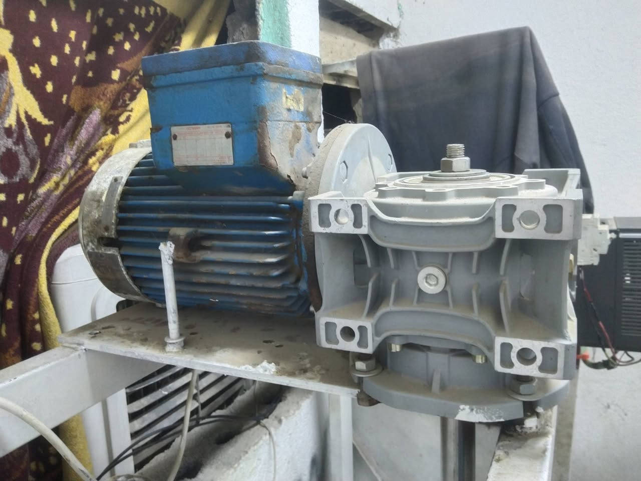 للبيع خلاط صناعي
جمعته بأيدي احسن وأثقل القطع بالسوك، مصمم لخلط الكميات الكبيره 500 و 1000 و 1500 و 3000 وعادي يخلط كميات زغيره
​المواصفات:
​الشفت والريش فولاذ مغلون جديد زيرو، مقاوم للزنجار و التأكل والصدى
​الانفيرتر والكيربوكس جدد زيرو
​الماطور: 5.5 خمسة ونص حصان ماطور مستعمل اشتريته احسن شي بل سوك من الاصليات
​الخلاط مصروف عليه، ما تلكه منظومة بهيج مواصفات ومتانة حقيقية بهذا السعر.
​
السعر / مليون وربع
​المكان/ بغداد مدينة الصدر تجي للبيت تفحصه وتاخذه ماعندي توصيل
​اتصال/ واتساب ***********

