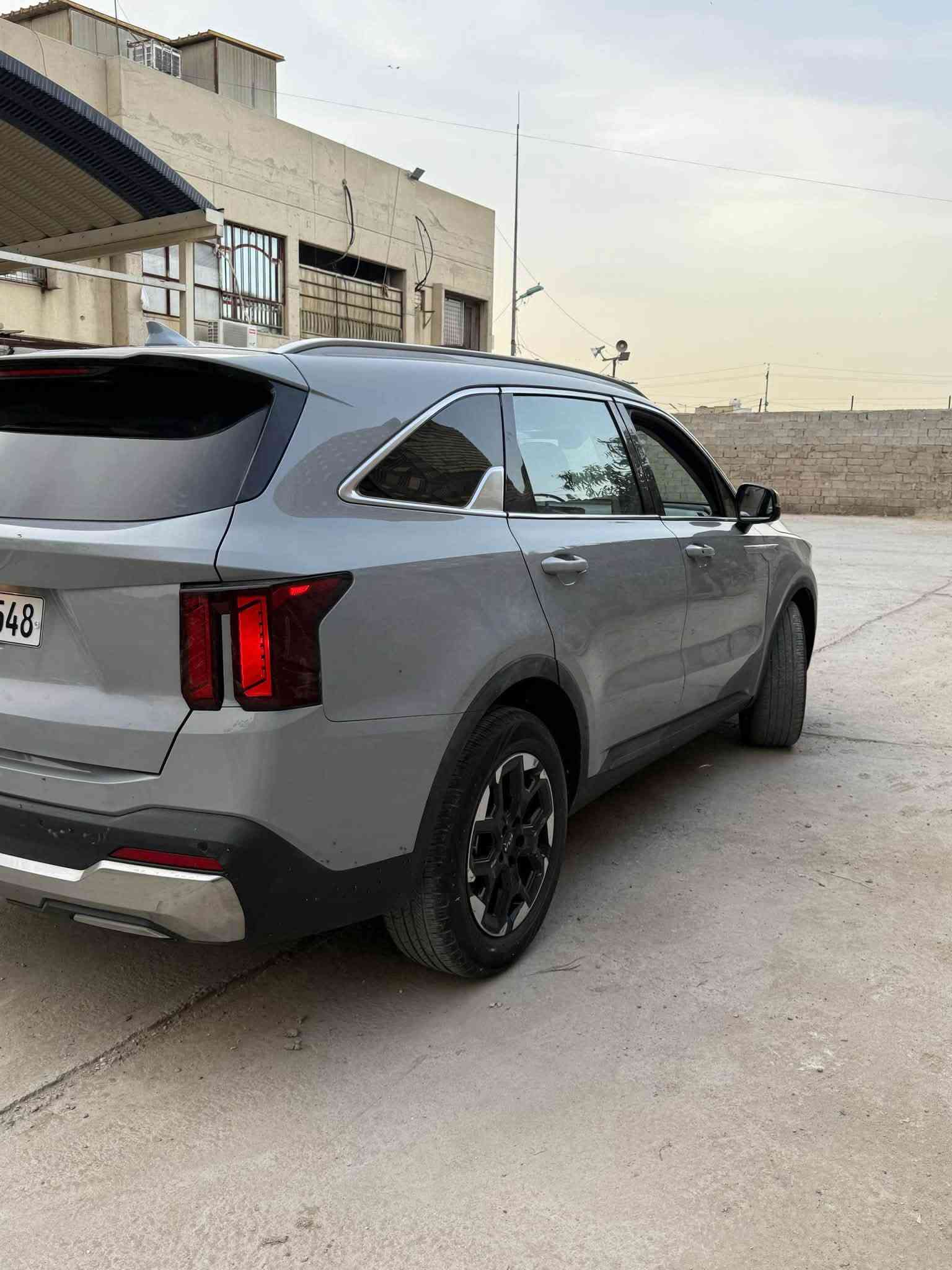 *للبيع كيا سورنتو Kia Sorento 2024* 🧿
*فيس لفت جديد - فئة عالية - 7 راكب*

*التفاصيل:*
- *الموديل*: 2024
- *اللون*:سمنتي  - داخلي اسود جلد
- *الوارد*: امريكي
- *الحادث*: جاملغ وباب
- *الدفع*: 4x4
- *المكان*: بغداد
- *الرقم*: اربيل

*المواصفات:*
- شاشتين 12.3" متصلة بانوراما
- جلد + كراسي كهرباء + بانوراما
- ويل 20 انج اسود + لايتات LED جديدة
- كروز ذكي + رادارات + كاميرا
- شحن وايرلس + بصمة + تشغيل عن بعد

*السعر*: اتصال
‭***********‬
*للاستفسار*
