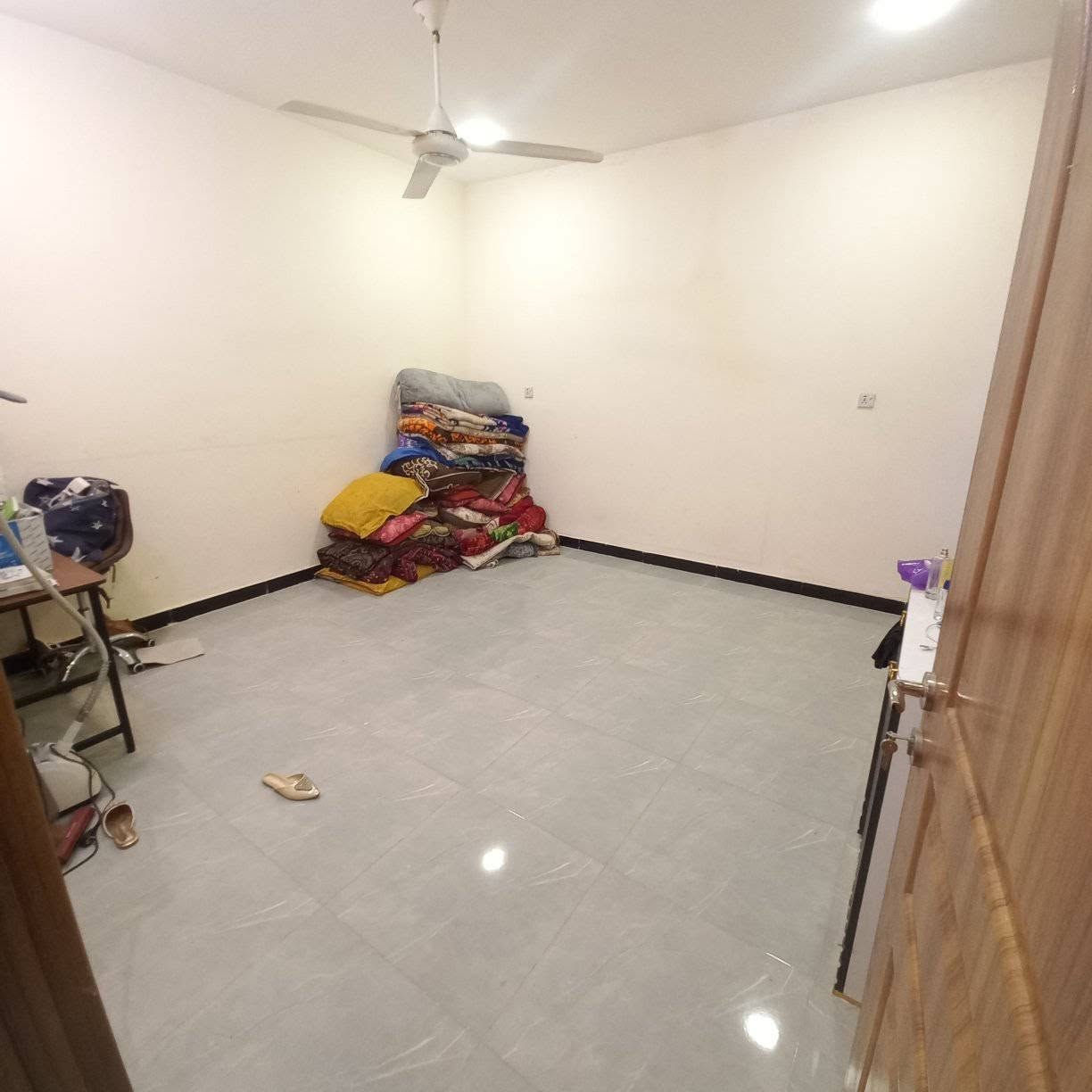 دار للبيع مساحة ١٠٠متر الدورة البعيثة مجمع الحليم قريب على الشارع العام يحتوي على استقبال اومطبخ اوصالة مع٣ غرف نوم السعر ١٤٠ مع المجال  للستفسارة الاتصال على الرقم ***********
