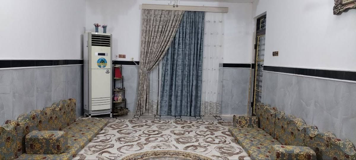 السلام عليكم دار البيع منطقه ابو رمانه قرب مدرست بابل مساحه 200 متر بيت قريب على الشارع العام ساحب عليه مبادره مطلوب 63مليون الشراي عليه تغير الكفيل وتسديد المبلغ السعر المطلوب مقدمه 110الاستفسار على هاذه الرقم ***********

