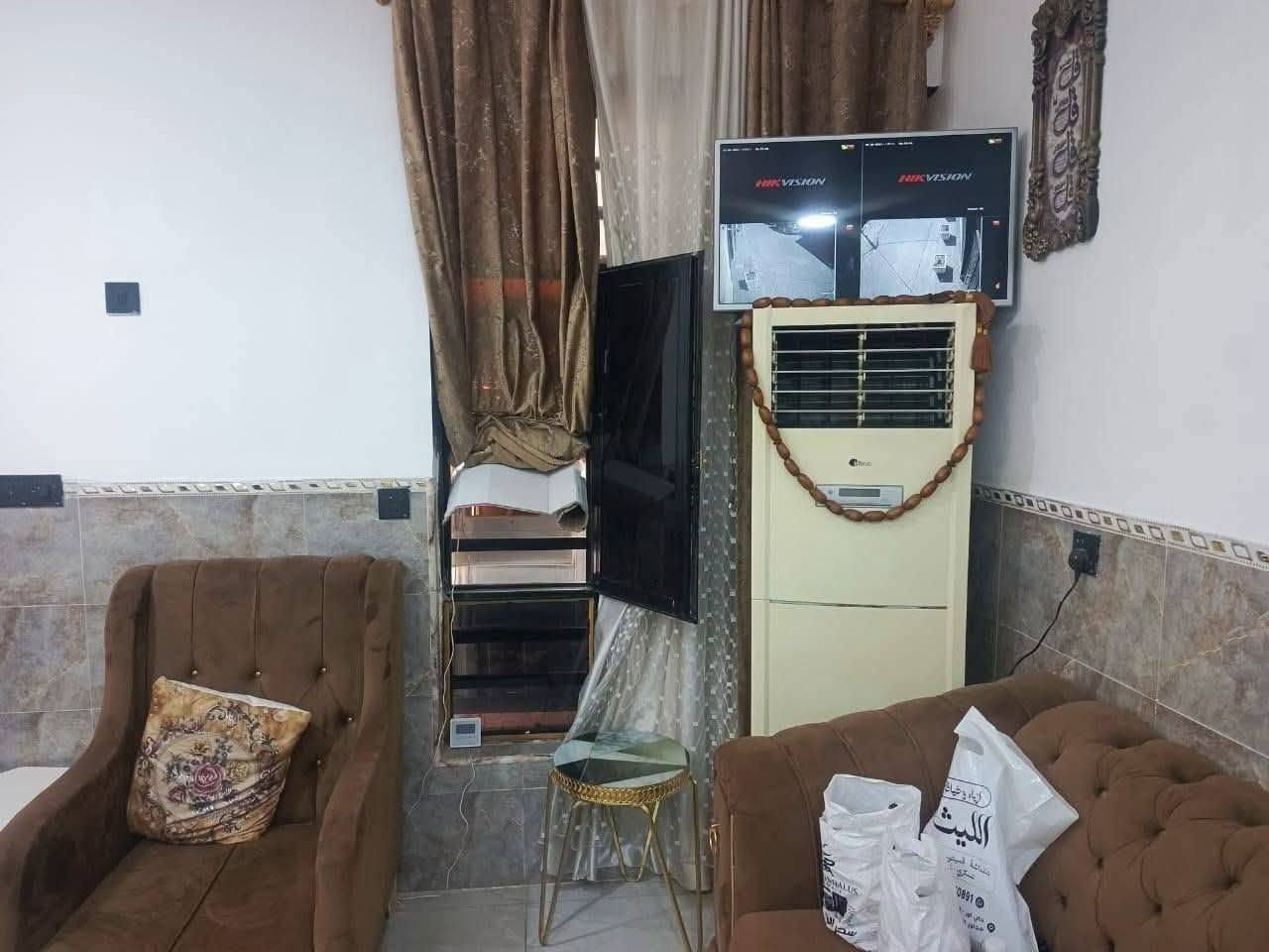 اللي يدور بيت مؤثث وجاهز بسعر مناسب ( بنص بغداد )
بيت مؤثث جديد وكامل 
مساحة 110 متر 
بناء جديد 
راسلني واتساب ادزلك فيديو كامل للبيت 
مكان البيت بغداد الشعب حي البساتين 
للاستفسار *********** متواجد واتساب
