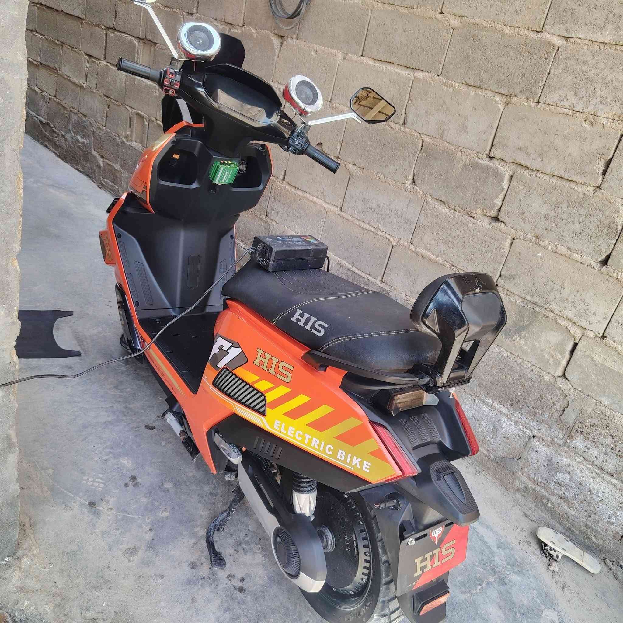 من رخصه الدمن السلام عليكم دراجه شحن HIS الفضائية طراز F1 ملف 3000w 72v32a تخم بطاريات جديده وشاحنه جديده اصليه ولي) دراجه كلش حلوه سرعته الحقيقيه توصل 90 رايده 900 وبيه مجال بسيط *********** واتساب
