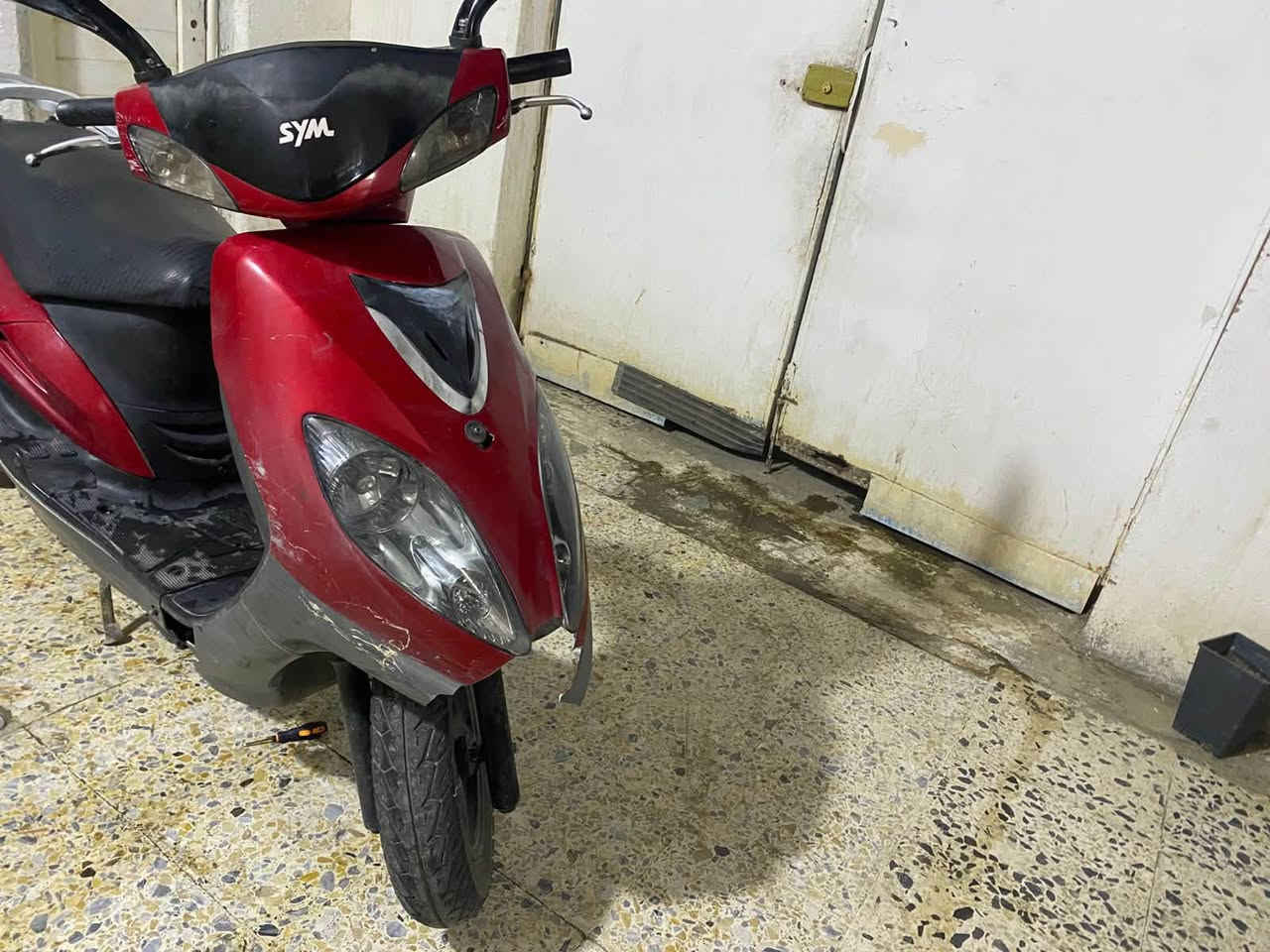 للبيع موطور رص ابو عيون بي سنويه مسجل بدون رقم نضيف تجي تفحصه +مجرد الكفرات مضرره محرك نضيف سعره400 رقمي ***********عنواني رمادي شارع معارض
