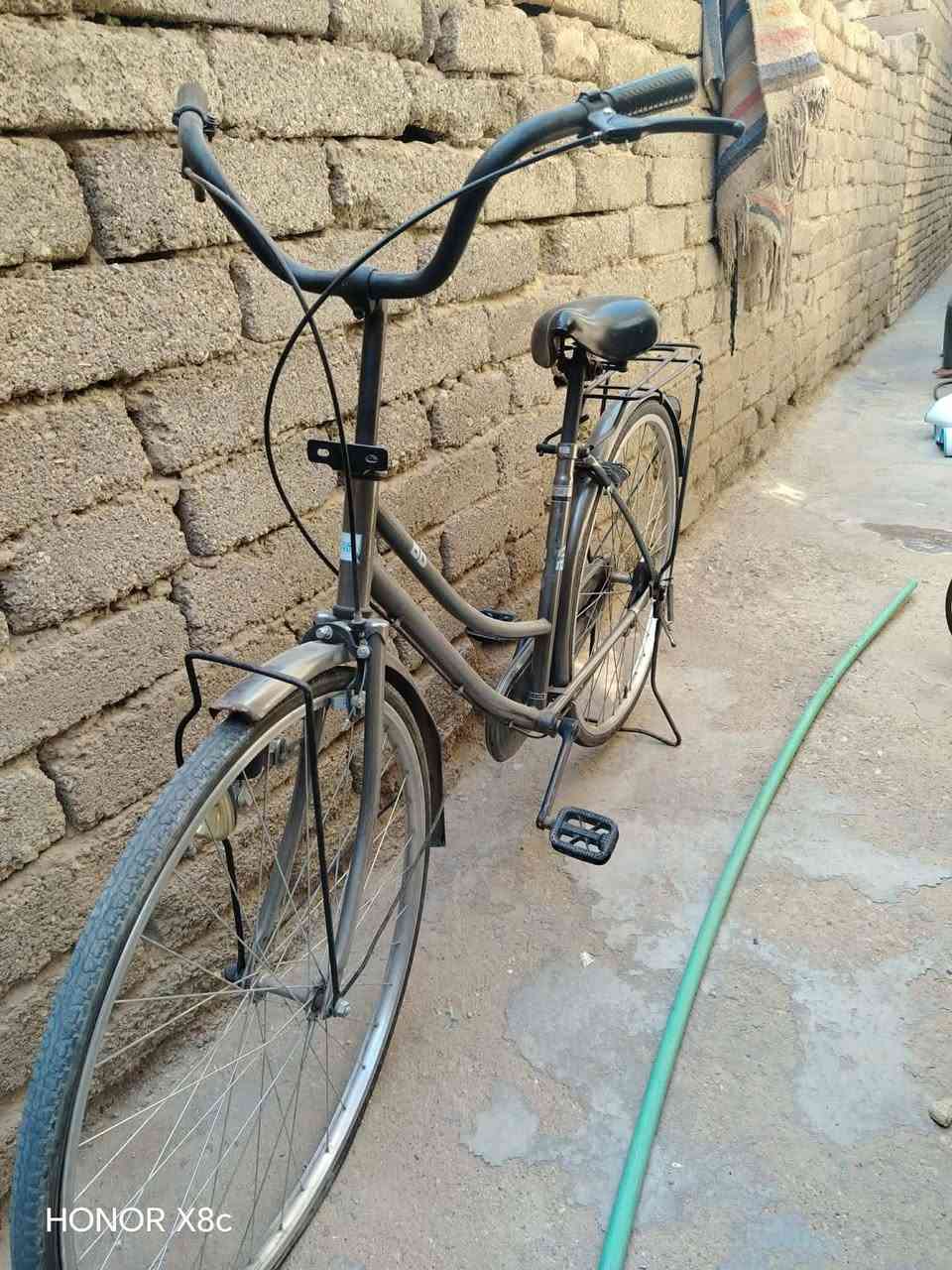 بايسكل ياباني حجم ٢٧ للبيع نظيف فقط التاير الأمامي بنجر والبايسكل الثاني حجم ٢٠باله نظيف كل ضرر مابي ودوشك جربايه  نفر ونص ضغط عالي سبرنك كلش ثكيل للبيع

نص مكتوب في الصور:
- HONOR X8c