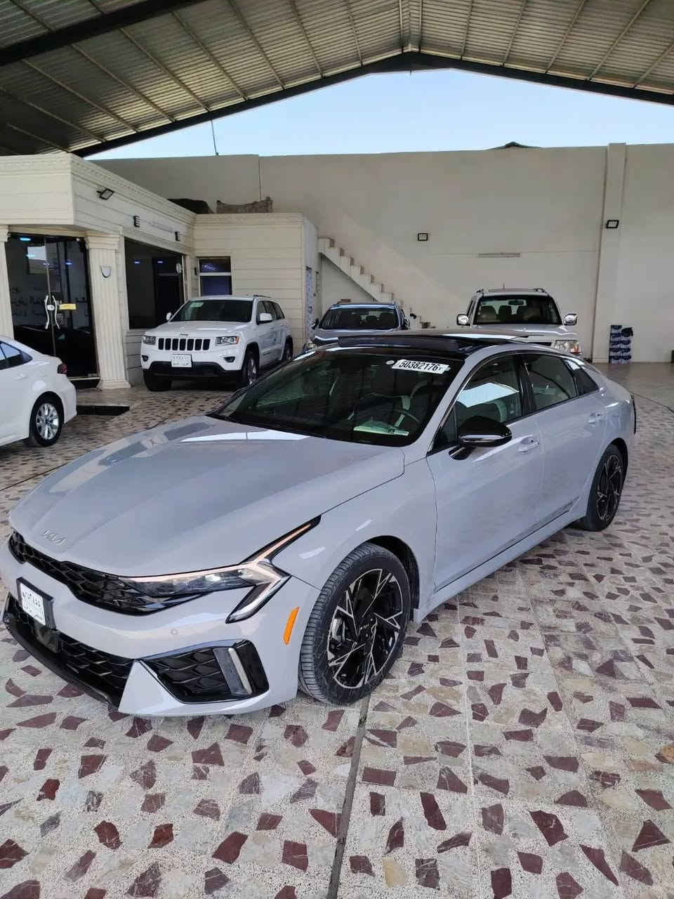 كيا K5 2026 
* الموديل: 2026
* الفئة: GT-Line
* المنشأ: أمريكي 🇺🇸
* ⁠الضرر جاملغ امامي جهه السايق مبدل اصلي  صبغ ربع باب السائق وصبغ هلال الجاملغ الخلفي فقط 
* المحرك: 2.5 لتر 4 سلندر
* الكير أوتوماتيك 8 سرعات
* نوع الوقود: بنزين
* نظام التوجيه: كهربائي
* نظام التعليق: رياضي GT-Line
* الجنوط: سبورت GT-Line
* الإضاءة: LED
* مصابيح نهارية LED
* إضاءة خلفية LED
* فتحة سقف بانوراما
* مقاعد رياضية GT-Line
* شاشة مدمجه كبيرة
* Apple CarPlay / Android Auto
* كاميرا خلفية
* حساسات ومساعدات قيادة
* مثبت سرعة
* نظام مراقبة النقطة العمياء
* تحذير مغادرة المسار ومساعد البقاء على المسار
* فرملة طوارئ أوتوماتيكية
* تحذير حركة المرور الخلفية
* تشغيل بصمة/
* مفتاح ذكي
* مكيف أوتوماتيك
* USB ومخارج شحن
* نظام صوت متعدد السماعات (بوش) مع مضخم

السيارة تترقم محافظات عدا الا قليم مجاني مجاني (دخول شهداء)

السعر 190 وببها مجال 
مكان السيارة موصل
