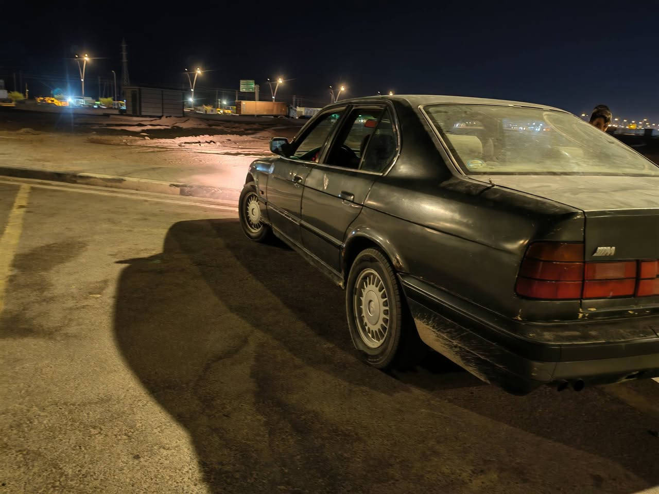 BMW 
موديل 1992 محرك بلاد رقم بصرة راعي موجود المكان البصرة الزبير سعر 35$
***********
