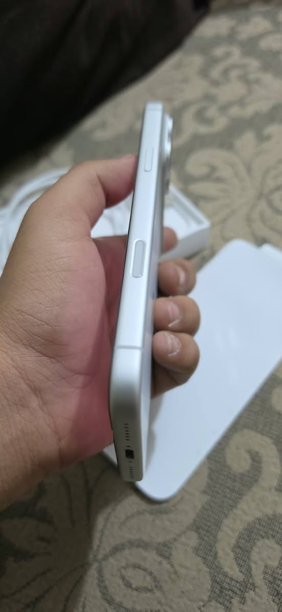 17 برو ماكس سلفر وتر بروف كارتونه كامل نضافه فول امانه الله صارله شهرين مفتوح بطاريته 100 السعر مليون و 900 ألف المكان بغداد زعفرانيه ***********

نص مكتوب في الصور:
- 11:48 حول < الاسم iPhone إصدار iOS 27.0 اسم الطراز iPhone 17 Pro Max رقم الطراز MFYM4AF/A الرقم التسلسلي H2VG9FDJDG الضمان المحدود تاريخ انتهاء الصلاحية 2027/6/27 < الأغاني 0 الفيديوهات 251 الصور 588 التطبيقات 28 السعة 256 غ.ب. متوفرة 157.43 غ.ب.
- 11:49 حآلة البطارية حآلة البطارية عآدية تعمل بطارية iPhone هذه على النحو المتوقع. حول البطارية والضمان... الحد الأقصى للقدرة 100% هذا قياس لقدرة البطارية مقارنة بقدرتها عندما كانت جديدة. قد تتسبب القدرة المنخفضة بتقليل ساعات الاستخدام بين عملية الشحن والأخرى. عدد الدورات 85 هذا هو عدد مرات استهلاك iPhone لقدرة البطارية. معرفة المزيد... تاريخ التصنيع 2026 نيسان أول استخدام 2026 حزيران
- 11:49 مساحة تخزين iPhone iPhone المستخدم: 97.84 غ.ب. من 256 غ.ب. 158.16 غ.ب. الصور التطبيقات iOS بيانات النظام توصيات تمكين إزالة التطبيقات غير المستخدمة إزالة التطبيقات غير المستخدمة تلقائيا عندما تكون مساحة التخزين منخفضة. ستتبقى مستنداتك وبياناتك محفوظة. الحجم الصور آخر استخدام: اليوم 39.31 غ.ب. TikTok آخر استخدام: اليوم 4.55 غ.ب. Snapchat آخر استخدام: اليوم 4.21 غ.ب. PUBG MOBILE 3.95 غ.ب. eFootball 3.41 غ.ب. التطبيقات