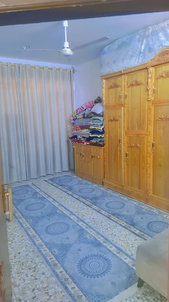 السلام عليكم بيت 160 طابو صرف قطاع السابع مقابيل كوكو مول يتكون البيت من استقبال غرف نوم عدد 5 +مطابخ عدد 2 صحيات كامله من كل النواحي نقص فقط واجهيه البيت  السعر خاص او الاستفسار على الرقم واتساب ***********
