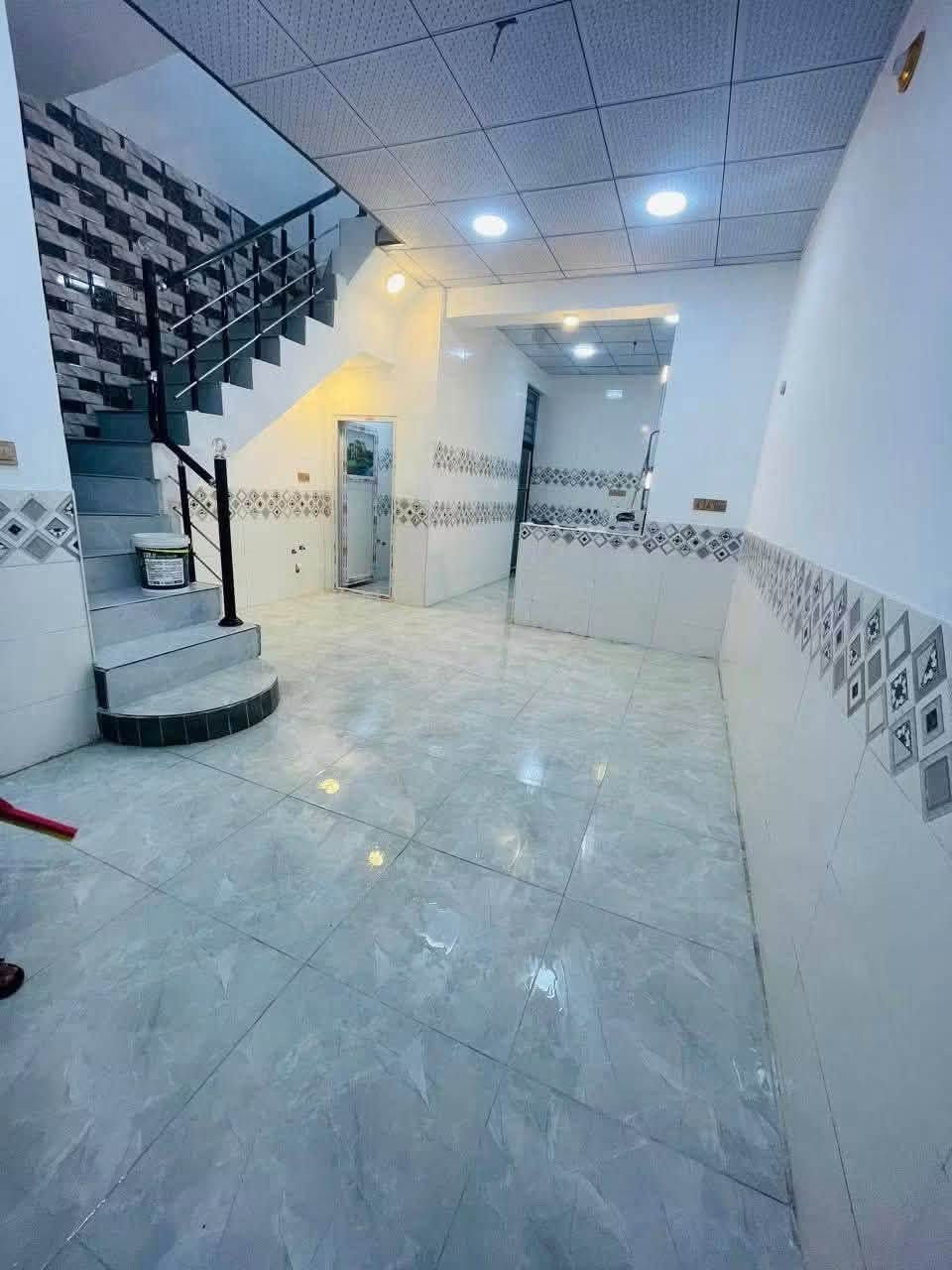 دار للايجار جديدالمساحه ١٠٠ متر شارع عوده  جديد زيروا يحتوي على ثلاث غرف وصالتين ومطبخ واستقبال وصحيات داخليه وخارجيه وفي الطابق الثاني  شهرياً ٥٠٠  الف واصل ماء وكهرباء على صاحب الدار للاستفسار الاتصال على الرقم التالي ***********
