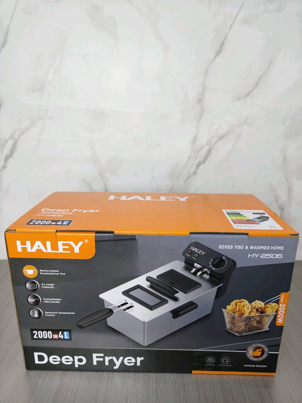 قلاية عميقة 4لتر من HALEY قوة 2000 واط: تسخين سريع للزيت للحصول على قوام مقرمش ونتائج قلي مثالية بوقت قياسي.
سعة كبيرة (4 لتر): تتسع لقلي كميات واسعة من الطعام دفعة واحدة لتلبية احتياجات العائلة.
وعاء داخلي قابل للفك من الإينامل (Enamel): خامة متينة تمنع التصاق الطعام وسهلة الفك والتنظيف.
سلة قلي مزودة بمقبض: مقبض آمن ومريح يسهل عليك رفع الطعام وتصفيته من الزيت بكل يسر.
تحكم ميكانيكي بالحرارة (Sectional Temperature Control): أقراص تحكم ميكانيكية دقيقة لضبط درجة الحرارة المناسبة لمختلف أنواع الأطعمة.
مكان مخصص لتخزين الكابل: تصميم عملي يتيح لك لف السلك الكهربائي وتخزينه للحفاظ على ترتيب المطبخ.
فلتر فحمي لامتصاص الأبخرة: فلتر مدمج في غطاء القلاية يمتص الدخان، الأبخرة، وروائح القلي القوية بفعالية قبل خروجها للمطبخ.