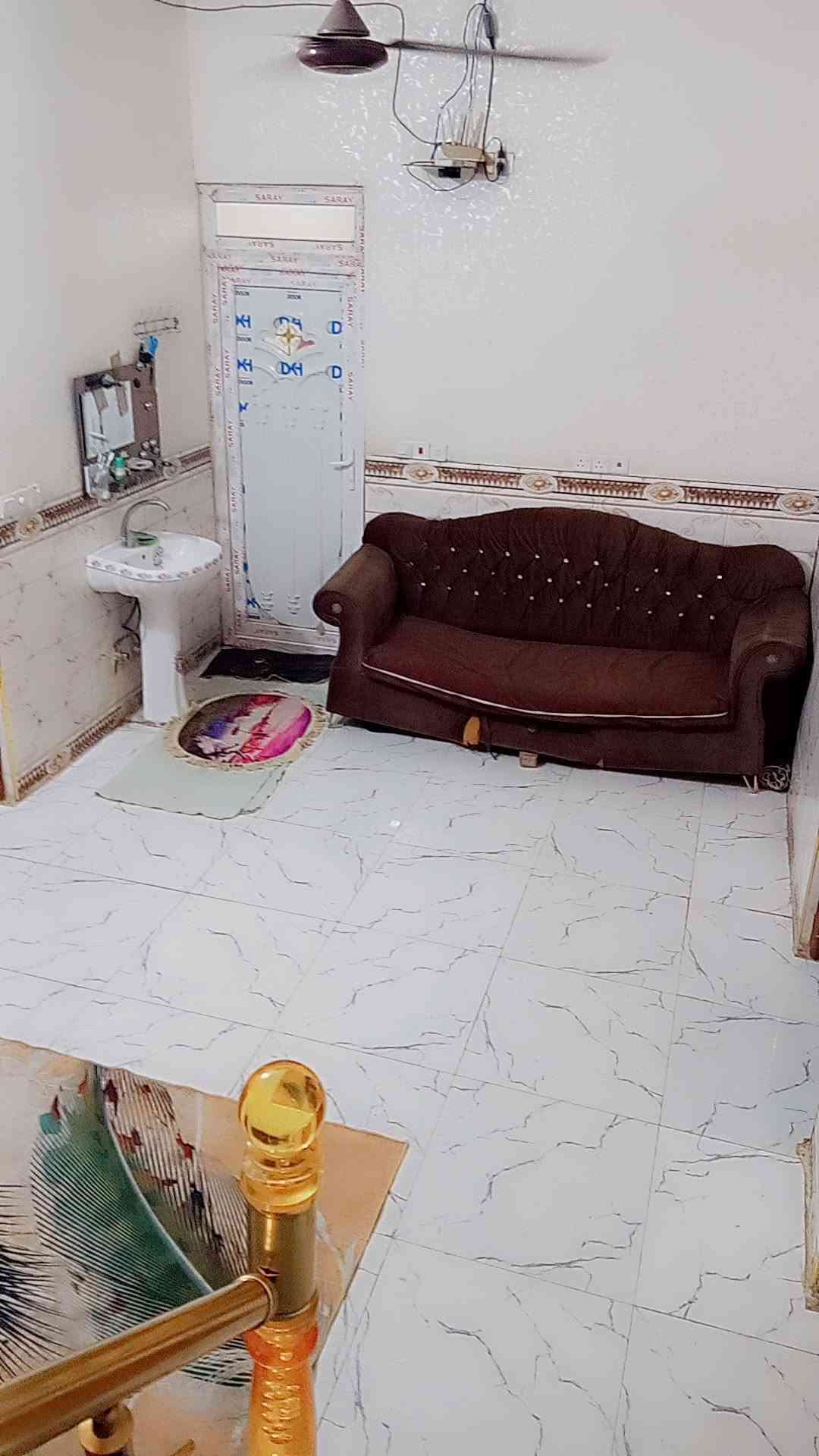 سلام عليكم بيت للبيع مساحه للبيت 200 م بيت قاطين يحتوي على 4غرف نوم مطبخ استقبال وصاله وصحيات عدد3 يبعد عن الشارع 10 متر بيت فرعي يوجد ماء و كهرباء خير من الله مدارس قريبه طابو زراعي سند 25 سعر خاص للعنوان ديالئ بعقوبة الصناعه الثالثه الاستفسار ***********/***********
