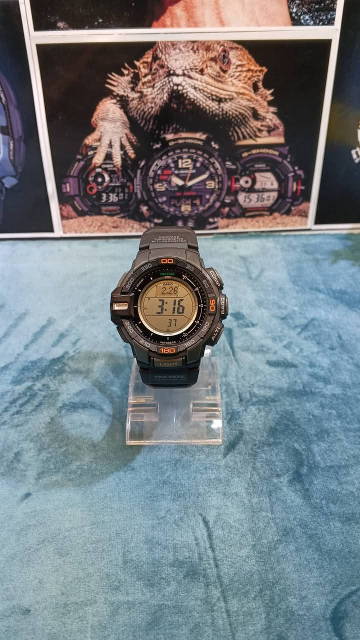 سلام عليكم

ساعة (270-Casio Pro Trek 270 (PRG هي من أشهر ساعات كاسيو المخصصة للرحلات والمغامرات ها يكنك تسلق سفر تعتبر قوية جداً ومليانة ميزات متقدمة

أهم المواصفات
التصميم والحجم

الحجم: 54.6 × 52.4 × 15 مم

الوزن حوالي 67 غرام

الخامة ريزن بلاستيك قوي وخفيف

الزجاج Mineral Glass مقاوم للخدش

مقاومة ماء 100 متر (10) بار

تتحمل البرد حتى - 10 درجة مئوية

مناسبة للجبال والرحلات القاسية

تعمل على الطاقة الشمسية Tough Solar
تشتغل حوالي 9 أشهر استخدام عادي

حتى سنتين بوضع توفير الطاقة

مقياس الارتفاع Altimeter

يقيس الارتفاع من 700 إلى 10,000 متر
يعرض تغير الطقس ويعطي تنبيه إذا تغير الضغط فجأة

بوصلة رقمية (Compass)

تحديد الاتجاه بدقة (360)

توقيت عالمي (48) مدينة )

عرض شروق وغروب الشمس
منبه 5 منبهات

إضاءة LED قوية (Auto Light)

تقويم كامل لحد سنة

عنوان بغداد - مدينة - الصدر الاروفلي
توصيل لجميع المحافظات
جميع الساعات اصلية معا ضمان
التوصيل واتساب ***********
