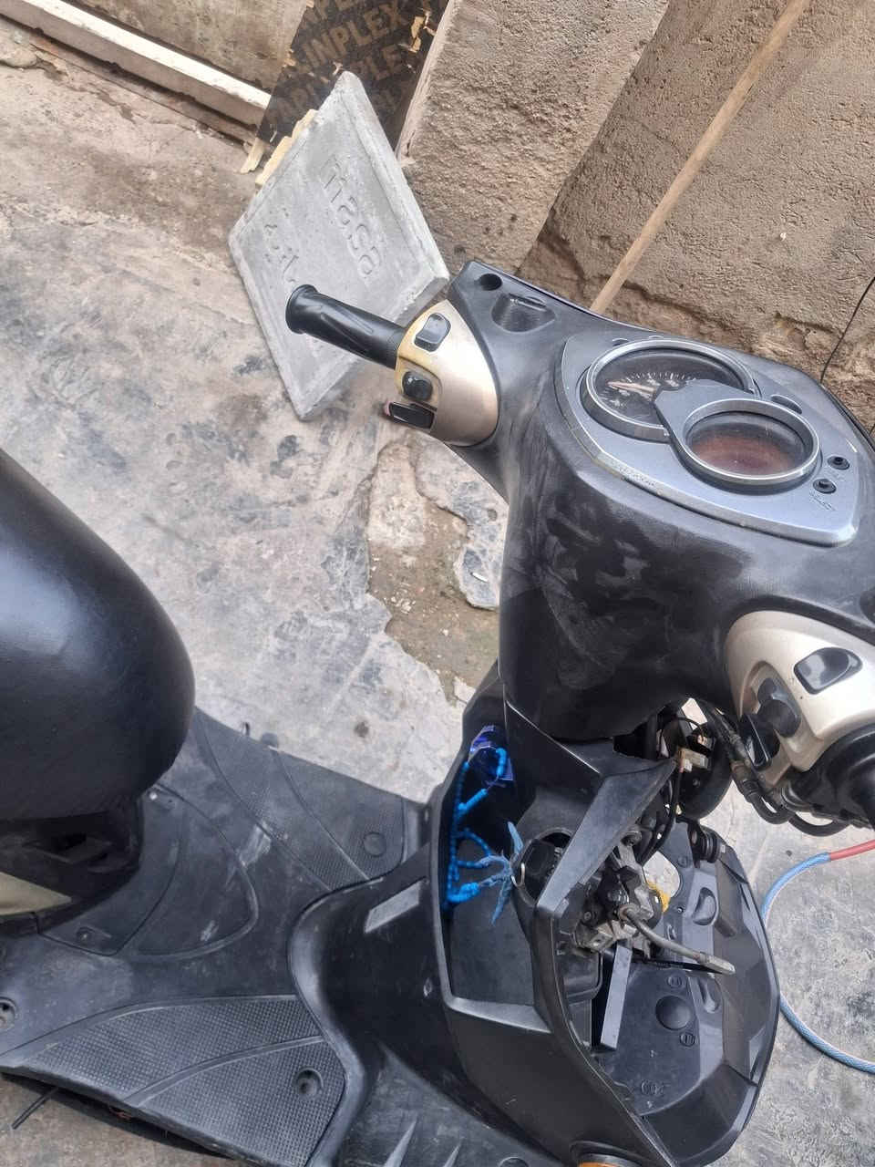 سلامعليكم دراجة للبيع سكنز فحل نوزل مزودة مكينة ما مفتوحة بجمهة موجود بس نقص ماصد وترايش حلوة ناعمة خير من الله السعر 600وبيهة مجال حك الجية مكاني الحسينية مال راشدية ***********
