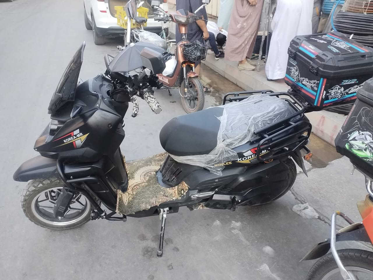 سلام عليكم دراجه شحن نوع اباچي كوريه مار نجمه سوبر دراجه بعدهي جديده صارله 25 يوم من اخذته وصل الضمان بعده 6 باتري مسطره السرعه القصوه 120 الحقيقي 90 دراجه مرتبه حيل كامله مكمله ماناقصه اي شي السعر 1400 وبيها مجال لطيبين العنوان فلوجه حي الجولان  رقم الهاتف ***********
