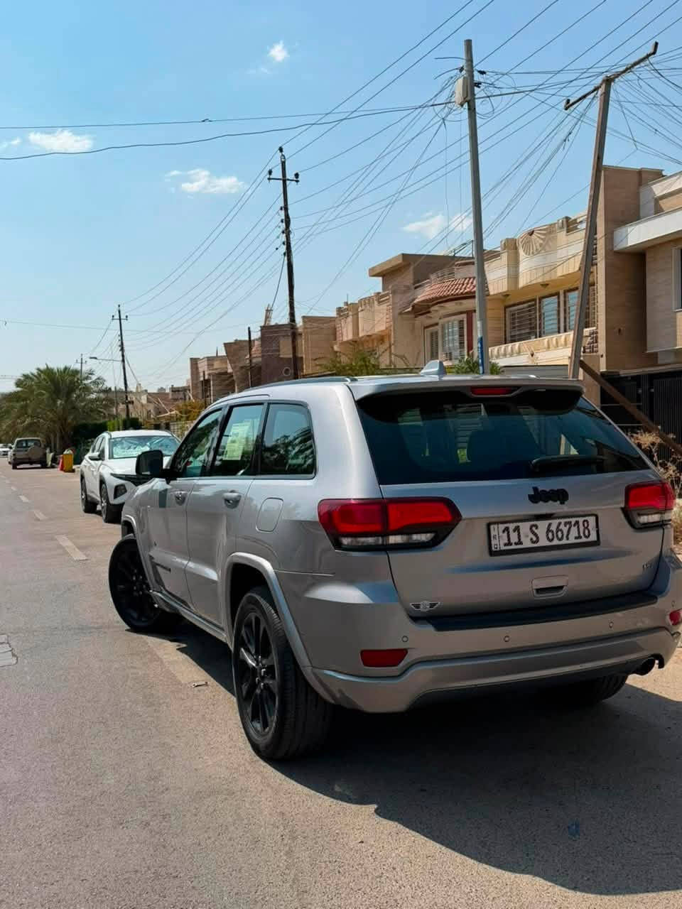 /للبيع Jeep Grand Cherokee Black Top/2021
إذا تدور على سيارة نظيفة وفخمة وجاهزة للاستخدام، هاي فرصتك.

✅ جيب جراند شيروكي بلاك توب 2021

* محرك 3.6L Pentastar V6
* قير أوتوماتيك 8 سرعات
* جنوط سود أصلية Black Top
* شاشة كبيرة مع Apple CarPlay & Android Auto
* تشغيل بصمة + تشغيل عن بُعد
* كاميرا خلفية
* حساسات
* مثبت سرعة
* مكيف ثنائي التحكم
* إنارة LED
* نظام مانع انزلاق وثبات إلكتروني (ESC)
* وسائد هوائية متعددة

✨ السيارة نظيفة جداً، استخدام شخصي، جاهزة وما تحتاج أي صرف.
 بيه فقط بنيد و صور الحادث بل منشور

📍 الموقع: بغداد الحرية شارع الربيع

📞 للاستفسار على الخاص أو الاتصال.***********
