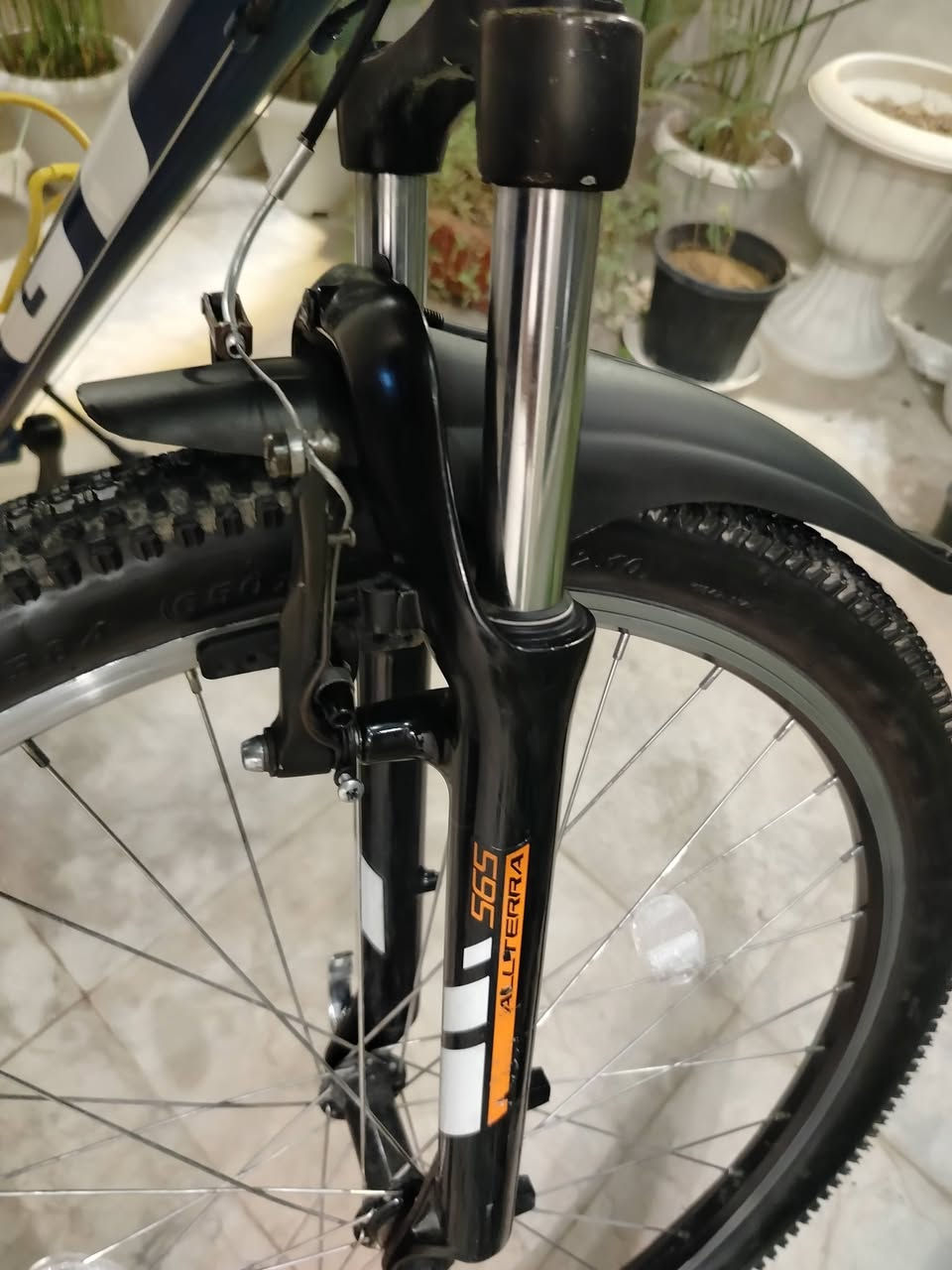 بايسيكل GT Palomar
الصناعة: امريكا
الموديل: 2023
الحجم: 27.5 M

المواصفات:

- الگير الخلفي: Shimano Tourney (7 تبديلات).
- الگير الأمامي: Shimano Tourney (3 تبديلات).
- فقاسات اصليه شيمانو
- ستيرن استعراضي.
- تايراته وجوبه أصلية من شركة Kenda.
- جميع القطع أصلية ومختومة من شركة GT، حتى القعدة والدواسات.
- جميع القطع من شركة Shimano أصلية.
- شاصي ألمنيوم خفيف وقوي.

بايسيكل نظيف جداً، استعمال قليل(شهر واحد). الدبلات نظيفة.

السعر: 320 الف

المكان: زيونة قبل المرور.

للتواصل على الخاص أو على الرقم: *********** واتساب
