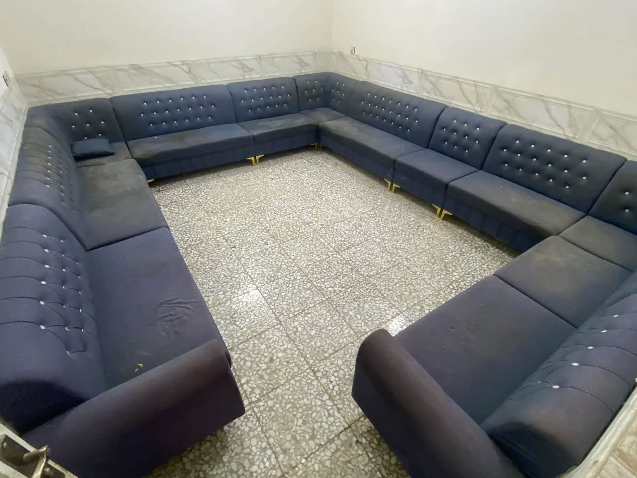 ديوان ٢٤ نفر مستعمل للبيع سعر ٢٥٠ الف 👍
للاتصال ***********☎️☎️
