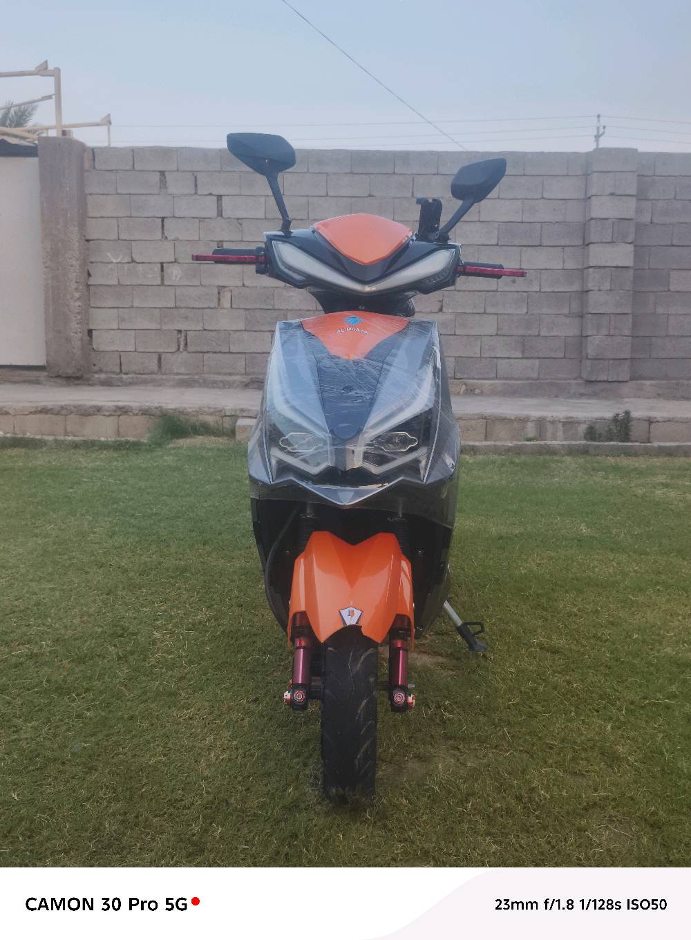 موطور شحن جديد ٢٠٢٥ بطاريات كلهن جدد ١١ و١١ونص واكو بيهن ١٢
شنو الموديل/النوع بالضبط للمطور الشحن هذا؟ وإذا أكو سعة البطارية أو عدد الأمبيرات تگدر تذكرها؟: 
٢٠٢٥ / شركه الماسه / ٣٦ للبطارية الوحده 
وين موقعك هسه بأي منطقة/مدينة بالعراق حتى المشتري يعرف مكان المعاينة والاستلام؟: 
الأنبار / الرمادي / الجزيره / البوفراج /
شنو ويا الموتر من ملحقات أو هدايا؟ مثل الشاحن، خوذة، قفل، شنطة، أو أي اكسسوارات ثانية؟: 
شاحن / خوذه / لد اناره  / چادر غطاء  / ستاند موبايل  / جنطه / ودهن برك /
هل عليه أي ملاحظات أو عطل بسيط غير موضوع البطاريات، أو كلشي شغال تمام وجاهز للاستخدام؟: 
كلشي كامل بس الموطور مستخدم فبي شوي شخوط بسيطه 