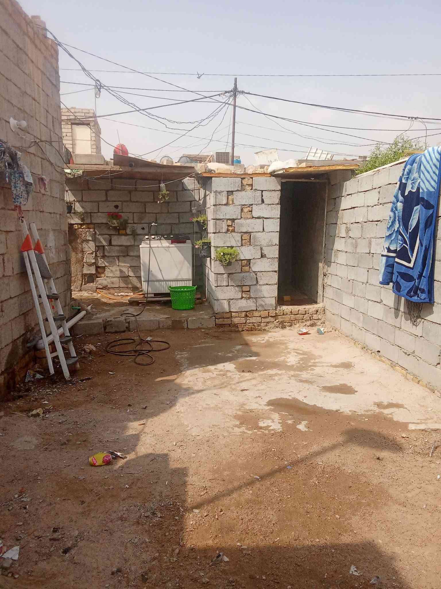 السلام عليكم بيت للبيع عقد زراعي مساحته 145متر بيت وعرصه بصفه مسوينها حديقه غرفتين وصاله و مطبخ وستقبال وتخاريج داخليه وخارجيه تجعيب طابوك بنيانه بلوك عكاده الوجهيه 14ونزاله 12مكانه شارع مطار القديم قرب جامع أم البنين يبعد عن مطار 70متر وعن شارع 500متر سعره 22وبي مجال ***********
