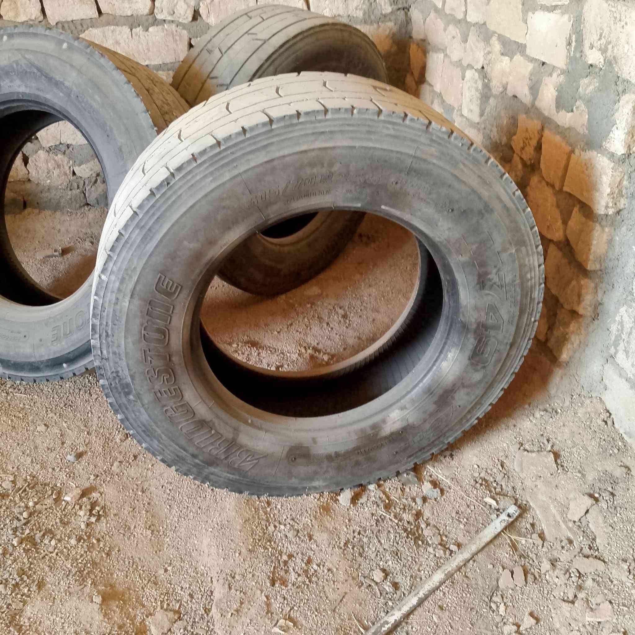 للبيع هوه حمالاته 400لتربلادي 30050$
فجوج عدد اربعه كامل 
 زوجين 70برجستون مستعمل 
*********** ابو صباح
