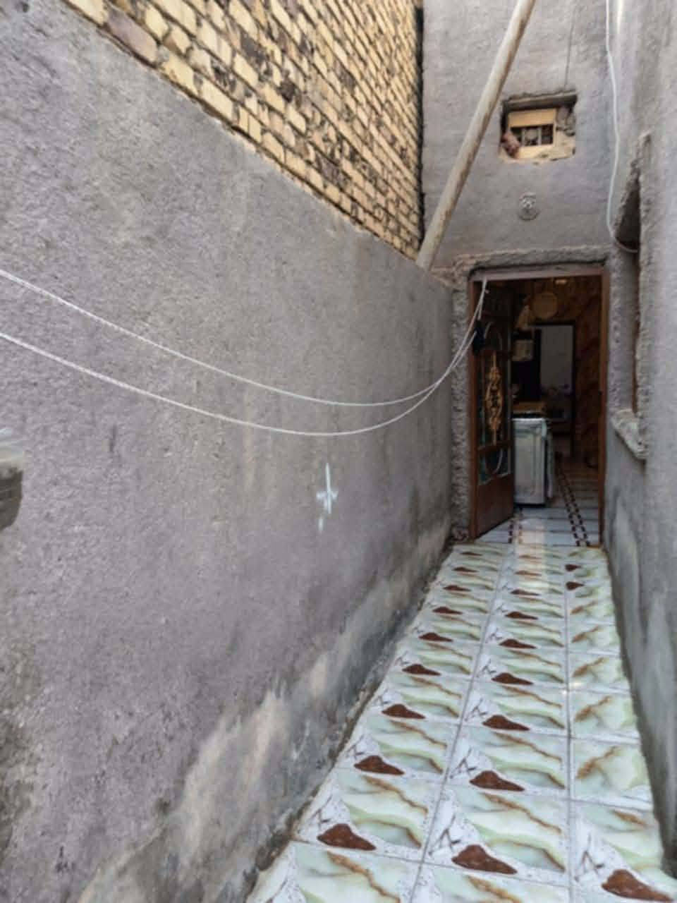 بيت للبيع ١٠٠ متر سند ٢٥ يتكون من استقبال وغرفه نوم هول مطبخ وصحيات السعر ٤٥ بي مجال عنوان حله ورديه  مقابل مطعم هم هم يبعد عن شارع العام ٢٠٠ متر او اقل قريب عالسوك خدمات متوفره وخط كيات مستمر اتصال عالرقم ***********
