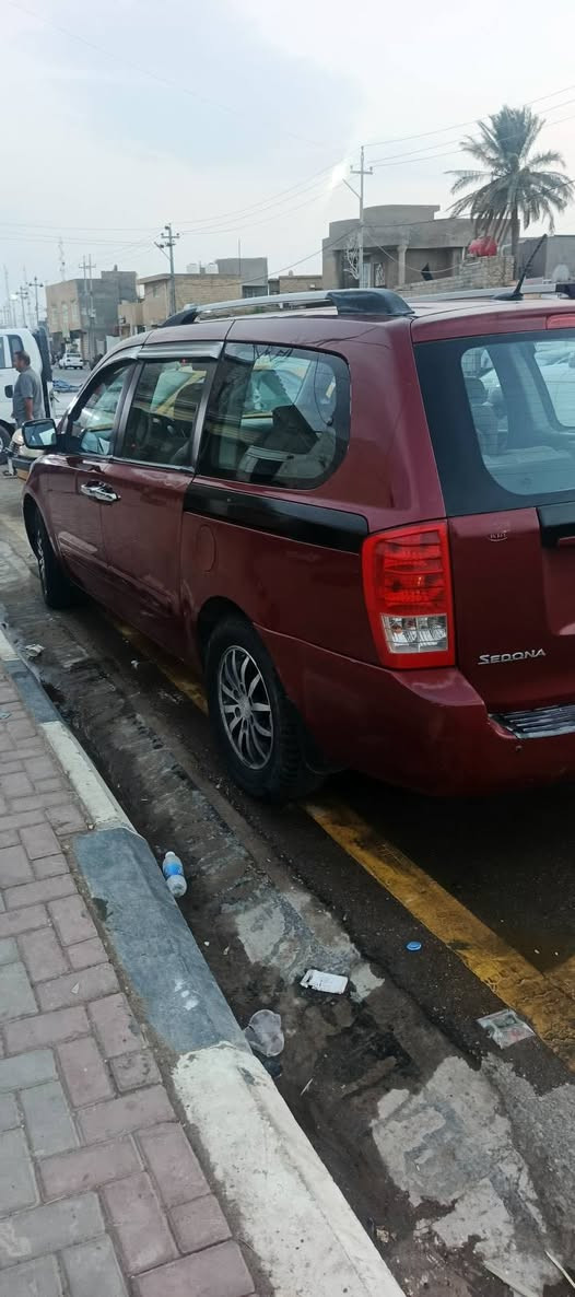 🚗 كيا سيدونا 2009 وارد أمريكي للبيع (سيارة عائلية ممتازة) 🚗
​الموديل والنوع: كيا سيدونا (Kia Sedona) موديل 2009.
​المحرك والجير:
​محرك 3800 V6 قوي جداً بحالة ممتازة.
​المحرك والجير والصدر (الهزة) مكفولات بشرط الفحص.
​المواصفات والراحة:
​وارد أمريكي، سيارة عائلية واسعة جداً ومريحة للخطوط والمشاوير.
​التبريد شغال (ثلج).
​حالة البودي والصبغ:
​الباب الايمن والجاملغ بارد 
​يوجد جراد شمس  طبيعي  على القمارة (السطح) والبونيد 
​الملكية والأوراق:
​رقم بغداد (خصوصي) باسمي، والتحويل مباشر 
​الموقع: واسط.
​للتواصل والاستفسار ***********
