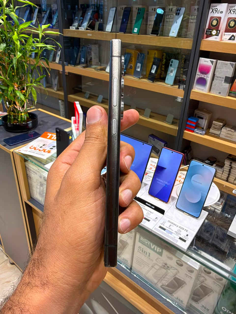 Samsung s24ultra
ذاكرة 512 وكالة عين الفهد 
مثل مابين بالصورة وضعية الجهاز 
***********
بغداد الدورة
