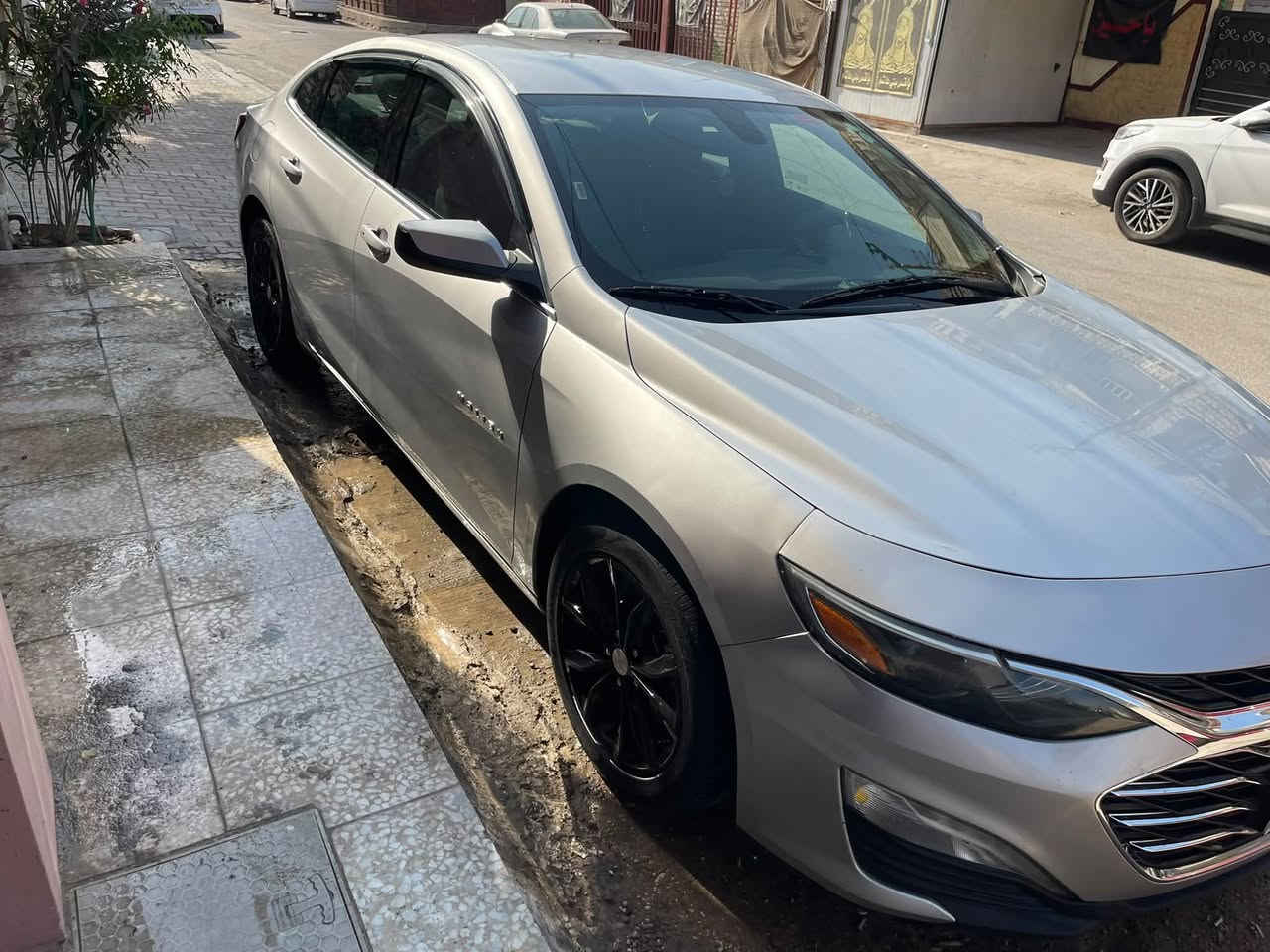 ماليبو 22 رقم اربيل بدون اير باك حادثها موضح بالصور بيها طخات بسيطة اثر تحميل ما مصلحة 
تاريات جدد انتاج 26 والدهن اصلي قبل يومين بدلته 
ماشية 86 الف كيلو 
السعر 115 وبيها مجال للشراي 
للاستفسار خاص 
او الاتصال 
***********

نص مكتوب في الصور:
- 35 1:28 5 / 10 1:1 X bid.cars
- 35 1:28 4 / 10 bid.cars
- 35 1:28 3 / 10 1:1 bid.cars