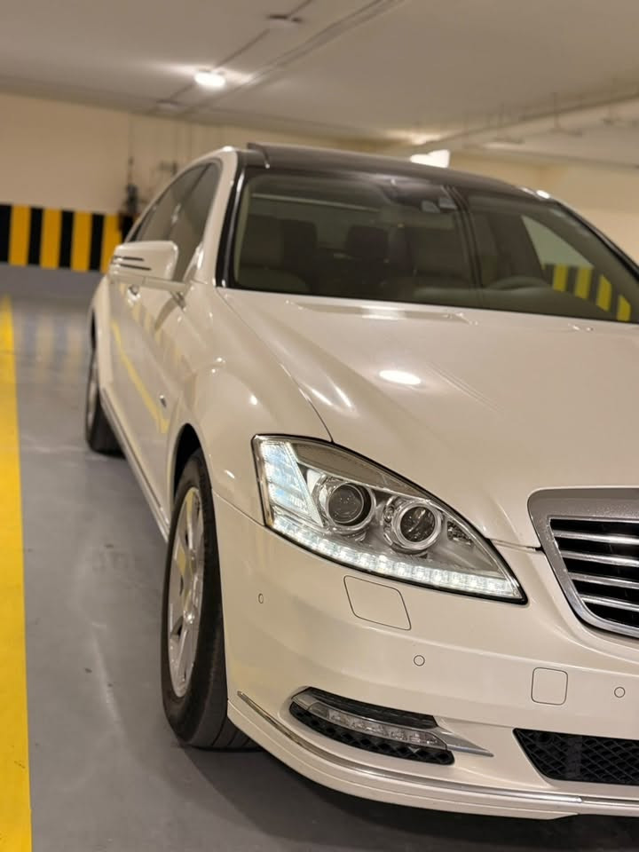 السلام عليكم مرسيدس S350 2012 للبيع وكالة خليجي محرك 6 سلندر CGI رجاءا لتقارنوها بالوارد ياباني او امريكي لو داخلة حديدة و مترقمة 
السيارة وكالة اربيل بدون صبغ كفالة عامة من البارد والفتح و الصبغ و الشخط كير محرك كهربائيات تبريد كلة كفالة من دعامية للدعامية وضع شركة بصمتين ملحقات وكالة جميعها بيها 
فول مواصفات 5 بردات كهرباء 5 بصمات فتح ابواب تحكم كشنات خلفية كهرباء و تكدر تتحكم بالكشن امامي ايضا من الكشن الخلفي كشنات امامية فول تحكم و تدفئة و تبريد ناظور ليلي جكات كهرباء ردارات كروسات سرعة بعد كلش هواي مواصفات جناي يعرفها (ملاحظة جلد الكشنات بلادي خالي من التصليح او دوشمة ) 

السعر 285 وبيها مجال 

العنوان بغداد 

***********
