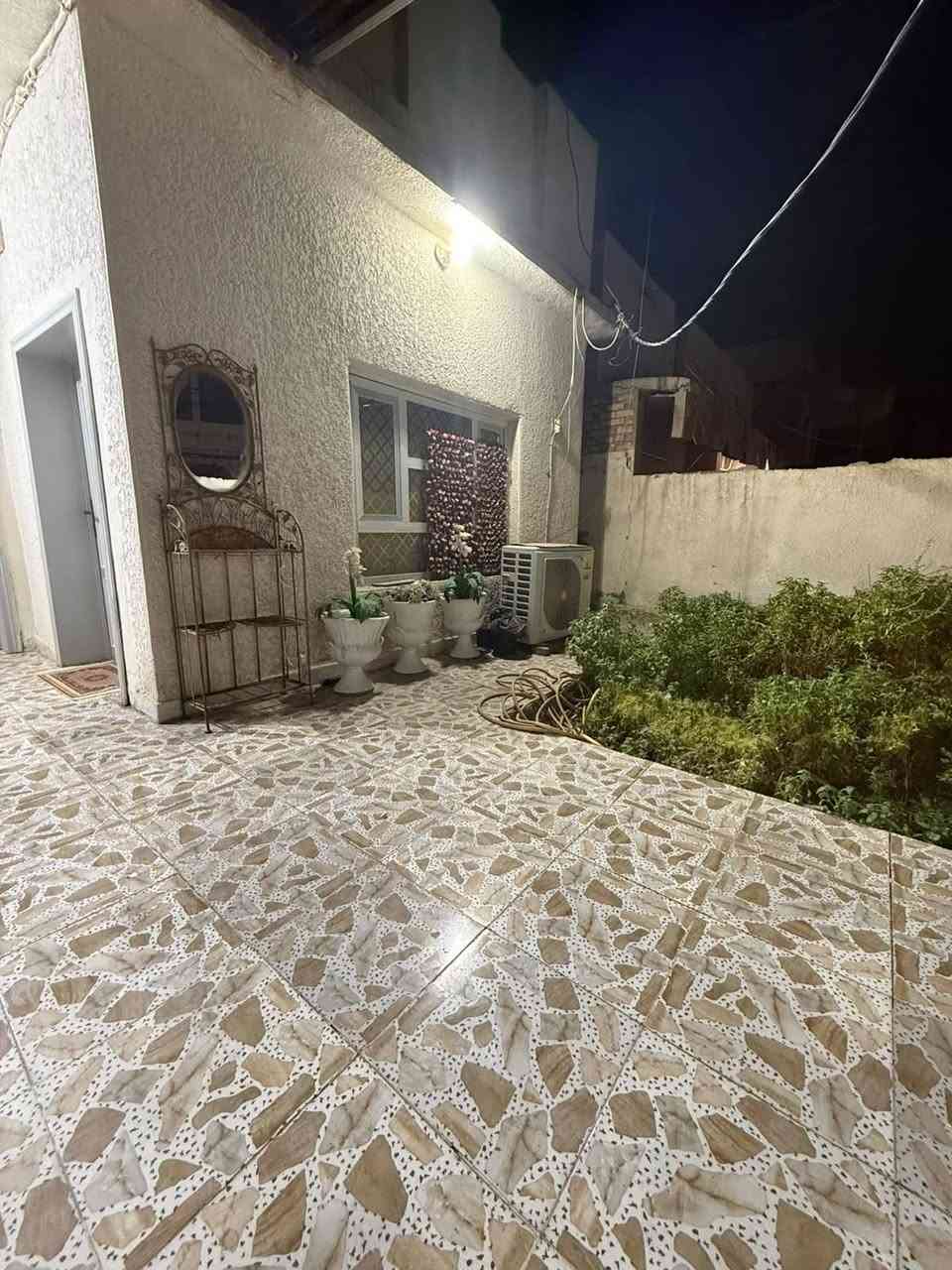 اعلان..... 
🔊🔊 
(دار للبيع حي الصدر موقع مميز على شارعين من جهة اسواق الحسناوي والجهة الثانية شارع المركز الصحي —- مساحة 200 متر —- متكون من طابق واحد 
استقبال 4*6 / هول 4*4 / كلدور داخلي من ضمنة غرفتين قياس 4*5 / ومطبخ 3*5 / وصحيات 
مع تهويات خارجية عدد 2 وطارمة من ضمنها حديقة وسقفية مترمم سنة 2025 
السطح كونكريت مسلح )

للاستفسار اتصال على الرقم
*********** @
