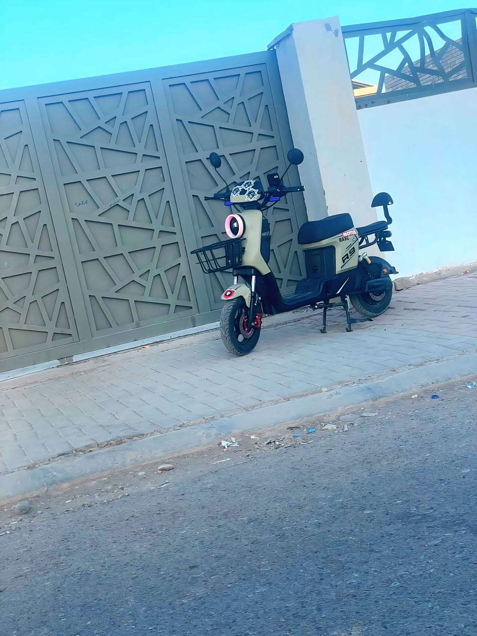 سلام عليكم دراجه شحن للبيع السعر 550و بي مجال حجم البطاريات 32انبير R9السرعه109 ***********
