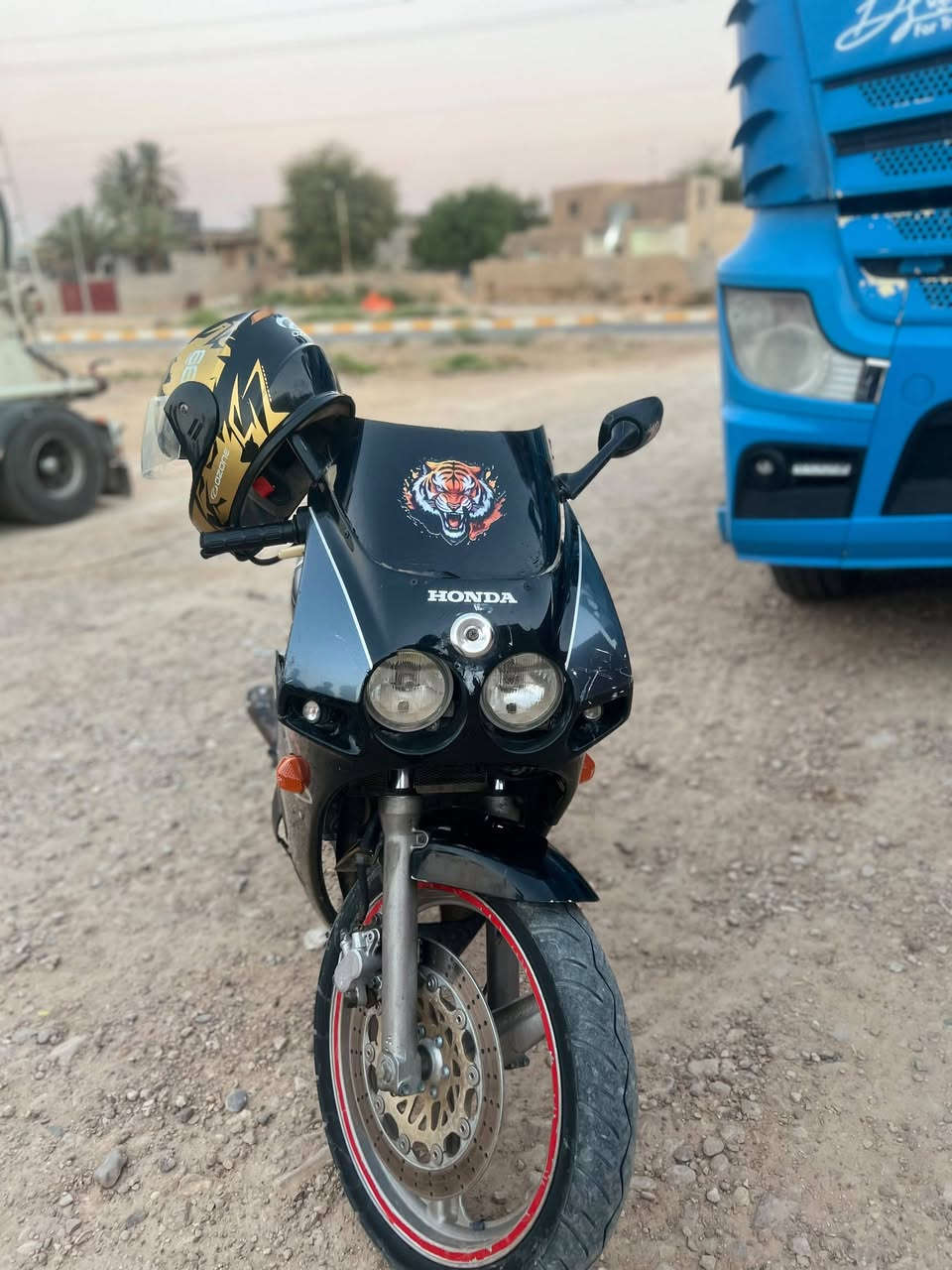 سلام عليكم اخوان دراجه بطحه CBR
بدون اوراق 
كزوز رياضي صوته رعب 
نشاط حلو 
كفراته مثل ما موضحلك بل صوره 
بيه شغل تخربط عل سلولي 
لل تواصل *********** بي واتساب سبب البيع اريد اطلع لبغداد ادمن حبب وافق
