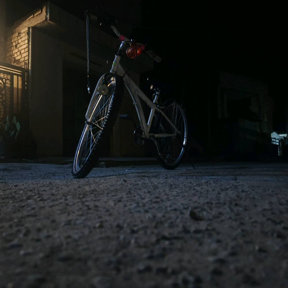 السلام عليكم ورحمه الله وبركاته عدي بايسكل رياضي محترف عكرب بس مامستخدم بس شهر ريده 90بي مجال ***********
شنو موديل/ماركة البايسكل بالضبط، وشكد قياسها؟: 
2024
وين مكانك بالضبط للاستلام؟ (أي منطقة/محافظة): 
 بغداد الكرخ البياع الشهداء شارع المضخه سادس فرع 
الفرامل والسرعات شغّالات تمام وما بيها أي عطل أو صوت؟: 
لا مابي اي عطل
سبب البيع شنو، وهل السعر 90 نهائي لو بي مجال للمساومة؟: 
اولن بي مجال ثاني  اريد أخذ دراجه