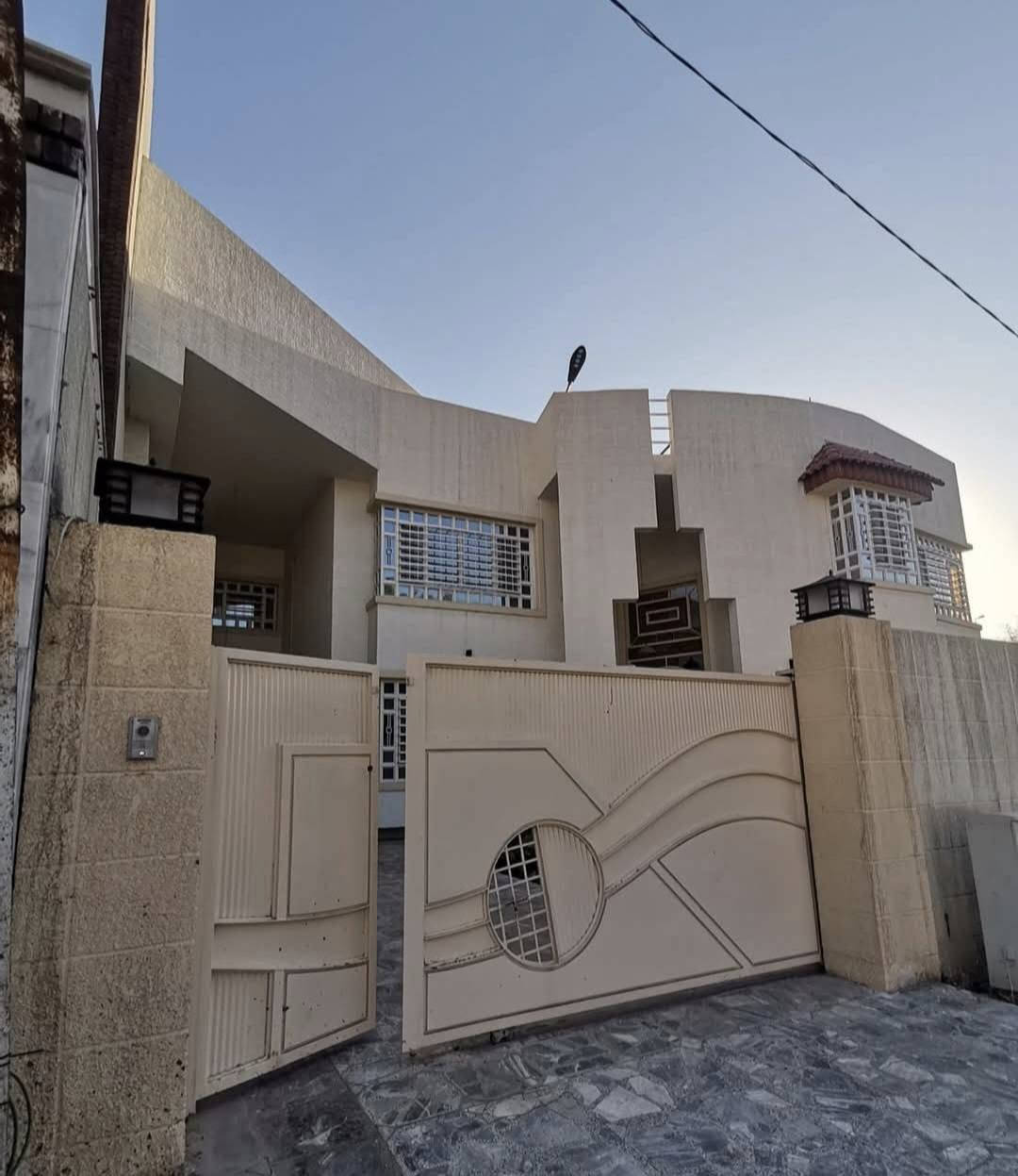 دار طابقين حديث
وكبير  للايجار يقع في كرادة مريم مقابل دائرة المشاريع لمتنزه الزوراء
والدار على شارعين (شارع عام رئيسي وشارع فرعي عرض ١٥متر)
يصلح ان يكون شركة او مركز طبي 
يحتوي على صالة كبيرة ومؤثثة بالكامل ومطبخ مؤثث بالكامل ومخزن وهول داخلي
وسبعة غرف كبيرة وخمس حمامات 
وتوجد منظومة كاملة للطاقة الشمسية تغذي البيت بالكهرباء عند انقطاع الوطنية والدار مجهّز بسبالت كنتوري وجداري
مساحة الدار
٨٠٠ م٢
مساحة البناء 
٤٠٠ م٢
وكما مبيّن بالصور 
و بالتعليق تجدون موقع الدار
للأستفسار الأتصال بالرقم 
***********
