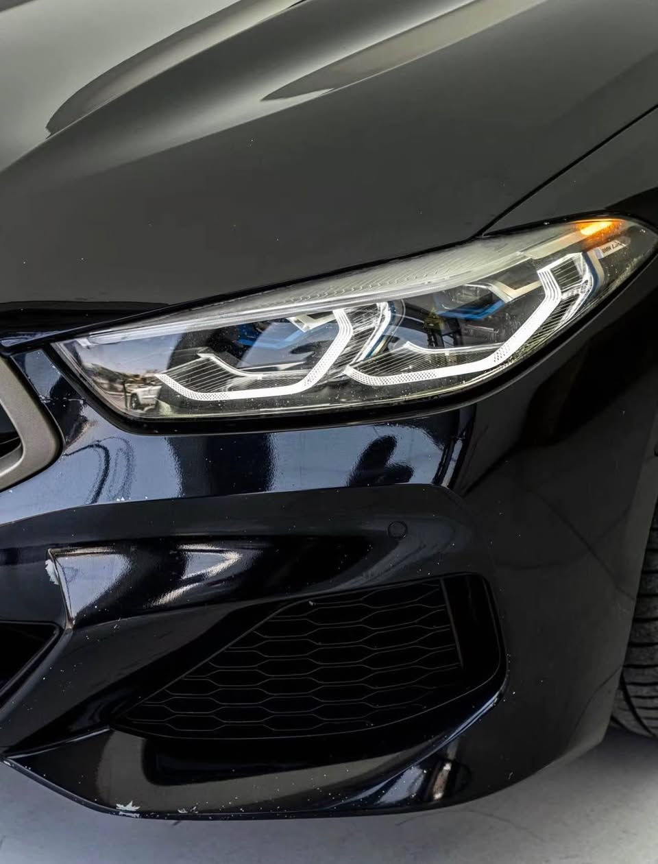 للبيع: BMW M850i xDrive Gran Coupe 
 (موديل 2021)
نقدم لكم التحفة البافارية التي تجمع بين الفخامة المطلقة والأداء الرياضي الجبار، بحالة ممتازة وجاهزة للاستخدام فوراً.

 المحرك والأداء: V8 Twin-Power Turbo بسعة 4.4L يولّد 523 حصان مع تسارع مذهل (0-100 كم/س في 3.7 ثانية).

 المسافة المقطوعة: 60,000 ميل فقط.
 منظومة الدفع: دفع رباعي ذكي (xDrive) مع ناقل حركة رياضي من 8 سرعات وزر تشغيل كريستالي.

 الإضاءة والرؤية: إضاءة ليزر أمامية (BMW Laserlight) مع نظام كاميرات 360 درجة وحساسات شاملة.
 المقصورة والراحة: مقاعد جلدية فاخرة مزودة بتدفئة وتبريد، شاشة عرض على الزجاج الأمامي (HUD)، وإضاءة داخلية محيطية.

 التكنولوجيا والصوت: نظام صوتي بريميوم، دعم كامل لـ Apple CarPlay & Android Auto، وحزمة أنظمة مساعدة السائق المتقدمة (رادار، تحديد مسار، وتثبيت سرعة ذكي).

 الحالة الفنية: مفحوصة بالكامل (محرك، قير، وشاسي) مع صيانة دورية منتظمة ولا تحتاج أي مصاريف.
💰 السعر: [اتصل بي] 
📍 الموقع: [دهوك]
📞 للتواصل والواتساب:[***********] دهوك, العراق
