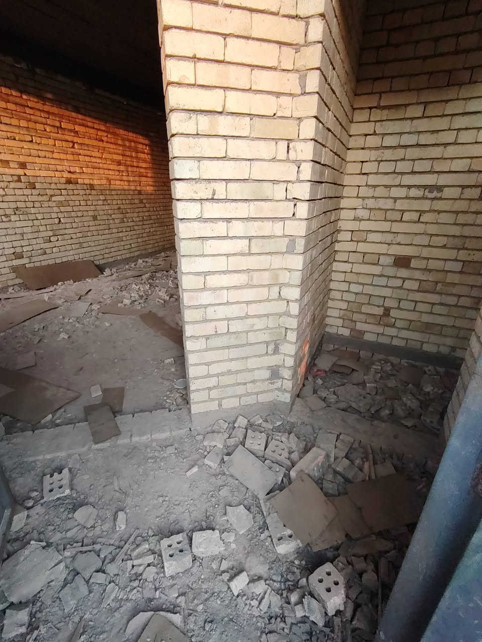 هيكل للبيع في حي الفرات مساحه ٢٠٠ متر طابو ملك صرف ٣ بيت عن شارع العام  وسعره مناسب جدا جدا بالنسبه المكانه وتصميمه لتواصل  والاستفسار  *********** يرهم مراوس  بيت بحي  معلمين وره سجه او بيت بقطع داود الطالبي
