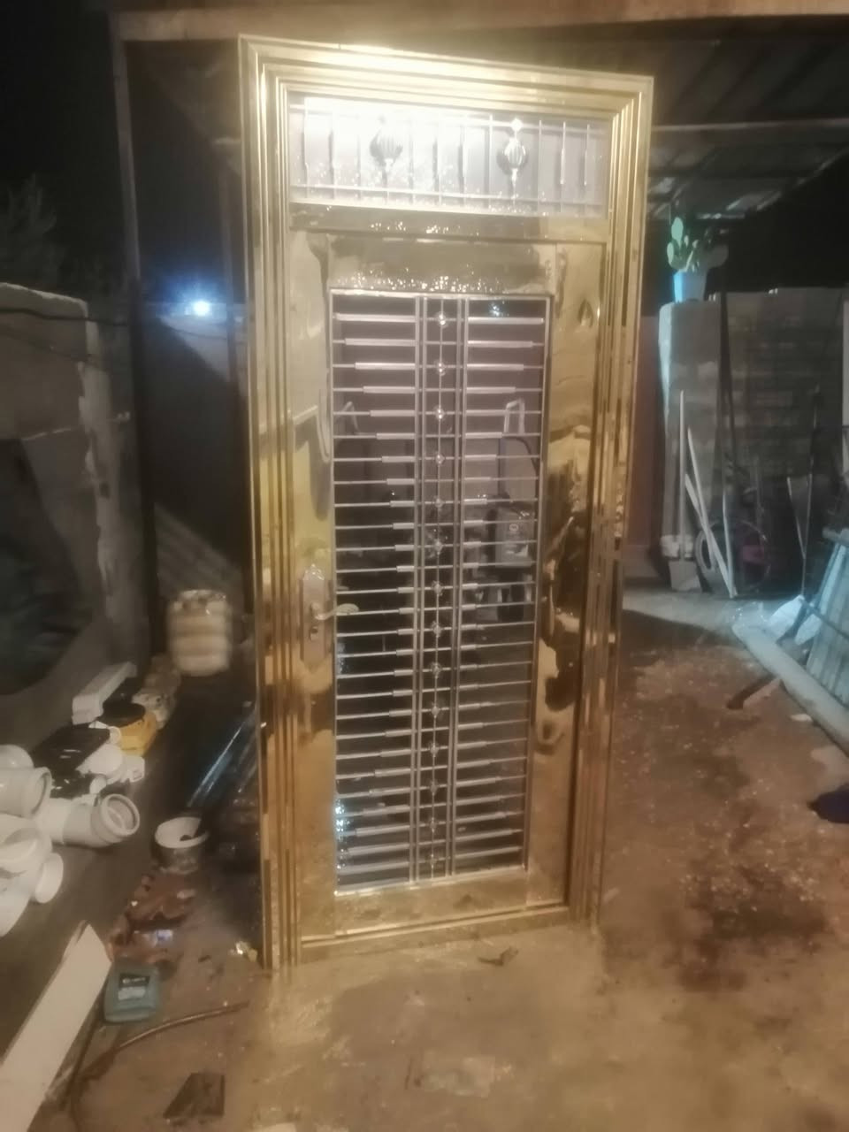 للبيع باب تركي مال ستقبال العدض ١مير والارتفاع ٢ متر و٤٠ سانتيم عوزه رمايد  مكاني كوت شارع النفط نزلت لواء حنين وعوزه مرايه وجامه موجوده السعر اتصال على الرقم ***********
