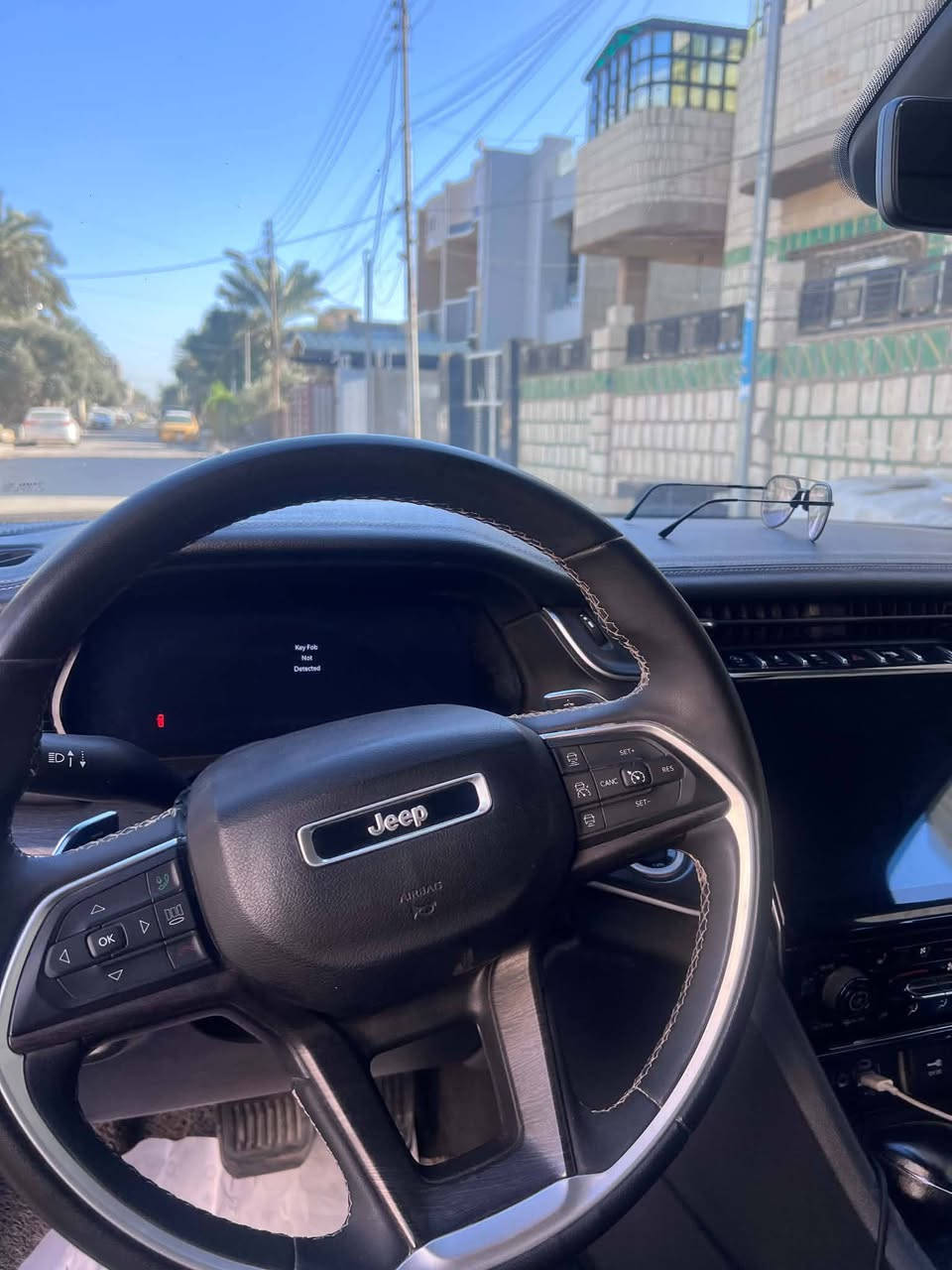 🚗 للبيع: جيب شيروكي ليمتد 2023
📍 مكان السيارة: بغداد 
📞 للتواصل: ***********
💰 السعر: ٢١٠ ورقة – قابل للتفاوض
📊 المسافة المقطوعة: ٢٦ مايل فقط
🛠️ المحرك: 6 سلندر – 3600cc

⚙️ المواصفات (فئة ليميتد):
• مقاعد جلدية فاخرة
• مقاعد أمامية تبريد وخلفية قابلة للتدفئة
• فتحة سقف بانورامية
• 7 مقاعد
• نظام دفع رباعي (4WD)
• تشغيل عن بُعد
• بصمة تشغيل
• بصمة أبواب
• شاشة وسطية كبيرة تدعمApple CarPlay
و Android Auto
• كاميرا 360 درجة
• باب خلفي كهربائي
• مصابيح LED أمامية وخلفية + أضواء ضباب
• مرايا جانبية كهربائية + نوافذ كهربائية بالكامل
• مقاعد فخمة 
• ناقل حركة ماوس 
‎شاشات عدد ٣ 
كامره عدد ٣ 
وبعد هواي مواصفات 

⚠️ أضرار السيارة:
ابيع السياره حزام بدون لغود وشواصي حادث سطحي
