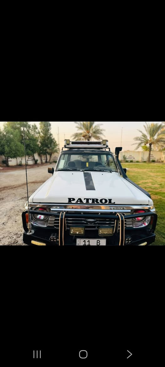 السلام عليكم  بترول للبيع تك باب موديل ٨٨ محرك بلادي بنزين مصبوغه للجماليه كير ولوكير واكسل وشاصي كله مكفول بشرط الفحص دوشمه ارضيه وكشنات بسمي رقم دولي بغداد  تبريد يشتغل  بيها منضومه غاز ١٠٠ لتر سعر ٧٠ وبي مجال ***********واتساب  مكانها في بغداد
