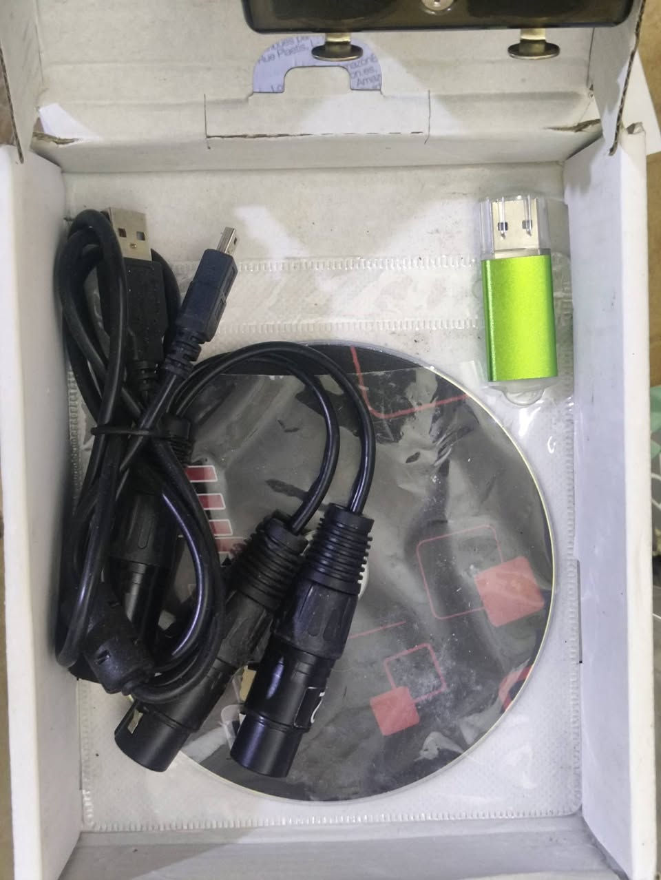 السلام عليكم
​كارت تحكم إضاءة مسرحية DMX (Daslight DVC4 GZM) 
​لإدارة وسيطرة احترافية على كامل منظومة الإضاءة (موفنج هيد، ليزرات، بارات LED، وأجهزة دخان):
​🎛️ تحكم كامل: ربط مباشر بين اللابتوب والأجهزة عبر برنامج Daslight.
​🔌 منافذ ربط: يحتوي على منفذين DMX (3-Pin و 5-Pin) لإشارة قوية ومستقرة.
​💾 خاصية Stand-Alone: إمكانية خزن المشاهد الضوئية وتشغيلها مباشرة بدون الحاجة لبقاء اللابتوب موصولاً.
​🖥️ شاشة رقمية: لتغيير البرامج والأنماط بكل سهولة.
​📌 الحالة: جديدة بالكامل مع جميع ملحقاتها (فلاش ميموري + قرص CD + كابلات التوصيل).
يوجد توصيله جميع المحافظات 
يمكنك التواصل معي على هذا الرقم***********
نطيني بيه سعره بلعفي

