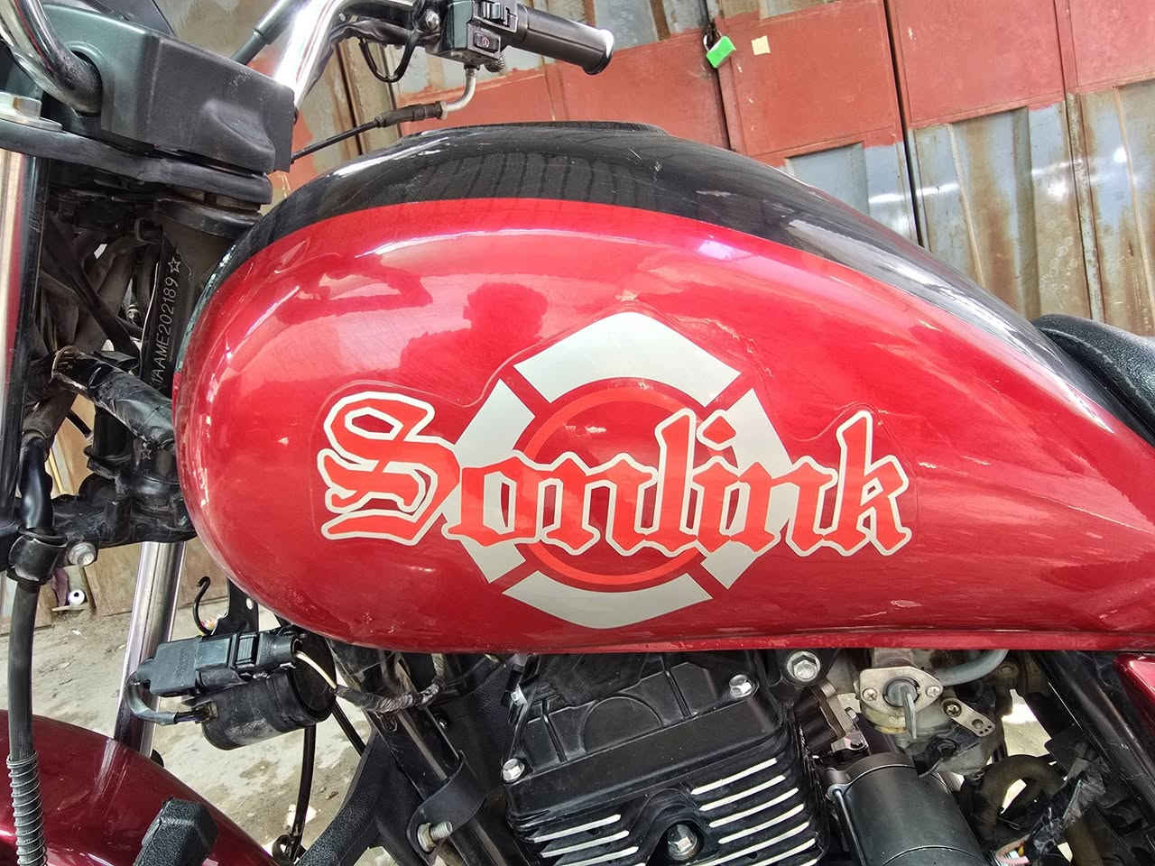 للبيع دراجة SONLINK*
*المواصفات:*
- *النوع*: SONLINK SL175-D1
- *اللون*: احمر × اسود ملكي
- *الحالة*: نظيفة ومكينة نضيفة
- *الاضافات*: صندوق خلفي + حمالات جانبية + دعاميات
- *المحرك*: 175cc قوي واقتصادي
- *الاطارات*: جديده
أستعمال قليل من الشغل للبيت 

*المكان*: الديوانية
*السعر*: 1,300,000 دينار وبيها مجال بسيط للشراي
*للاستفسار*: [***********]
