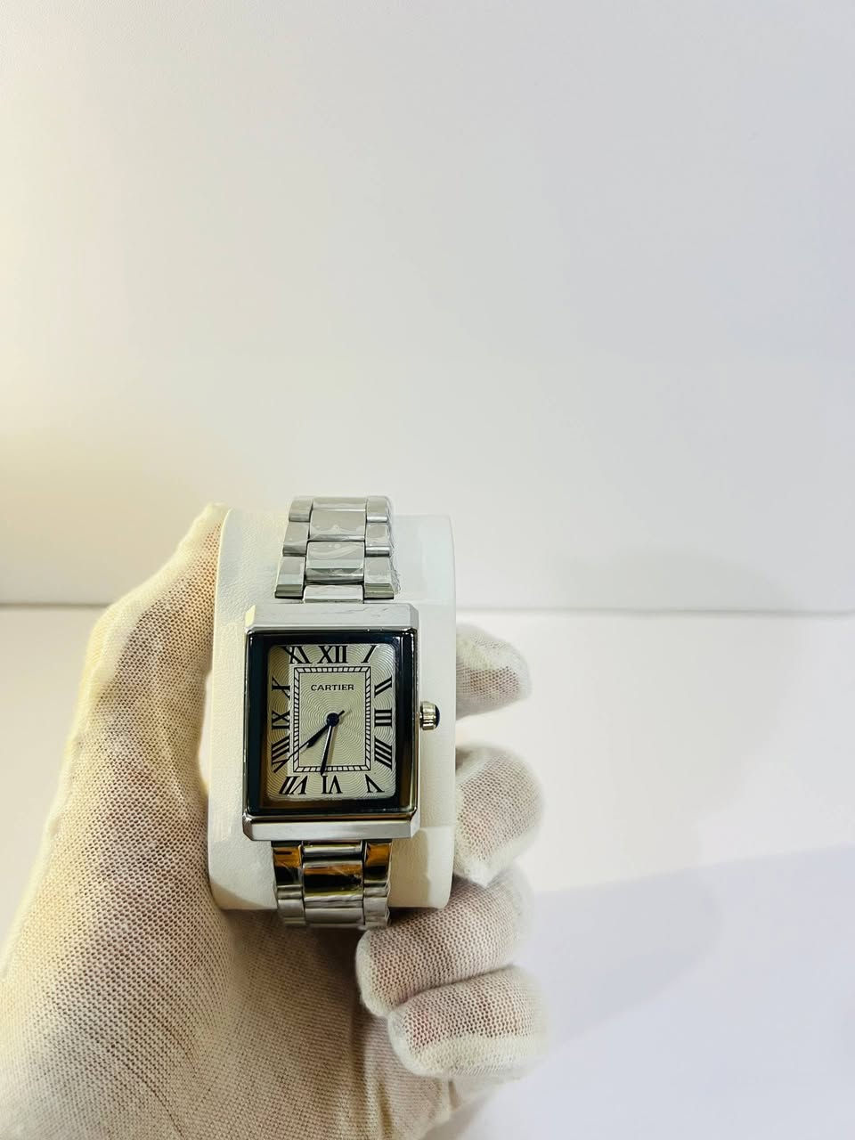 كارتير تانك (Cartier Tank) – الأناقة الكلاسيكية بين يديك مناسبة للمناسبات والاستعمال اليومي والإهداء ✨
تصميم مستطيل فاخر يجمع بين الأصالة والعصرية،بلمسات تعكس ذوقك الرفيع وبأربع الوان 😍.

المواصفات والتفاصيل:

🪙 المعدن: ستانلس ستيل وزن ثقيل مقاوم للصدأ.
⚜️ التصميم: هيكل مستطيل مع أرقام رومانية كلاسيكية وحجر أزرق ملكي على تاج الضبط.
✍️ التوثيق: ختم شعار كارتير متوفر على المينا، الظهر، وقفل الساعة.

السعر للقطعة الواحدة 14 الف والتوصيل مجاني
السعر للقطعتين 25 الف 
مع بوكس هدية مناسب للإهداء
التوصيل متوفر لجميع محافظات العراق 🇮🇶 
للتواصل عبر مراسلتنا او عن طريق الواتساب
***********
كارتير تانك (Cartier Tank) – الأناقة الكلاسيكية بين يديك مناسبة للمناسبات والاستعمال اليومي والإهداء ✨
