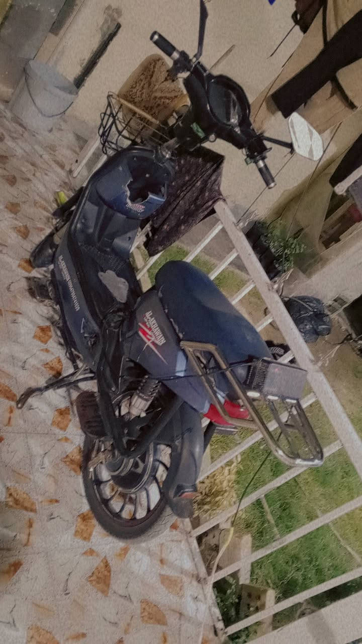 سلام عليكم دراجه للبيع بطاريات عل فحص بس وحده بيها نفغه بصيطه كلشي ما بيها نقص شاير لايت هورن كلهن شغالات سعر 250قفل ستفسار خاص واتساب ***********
