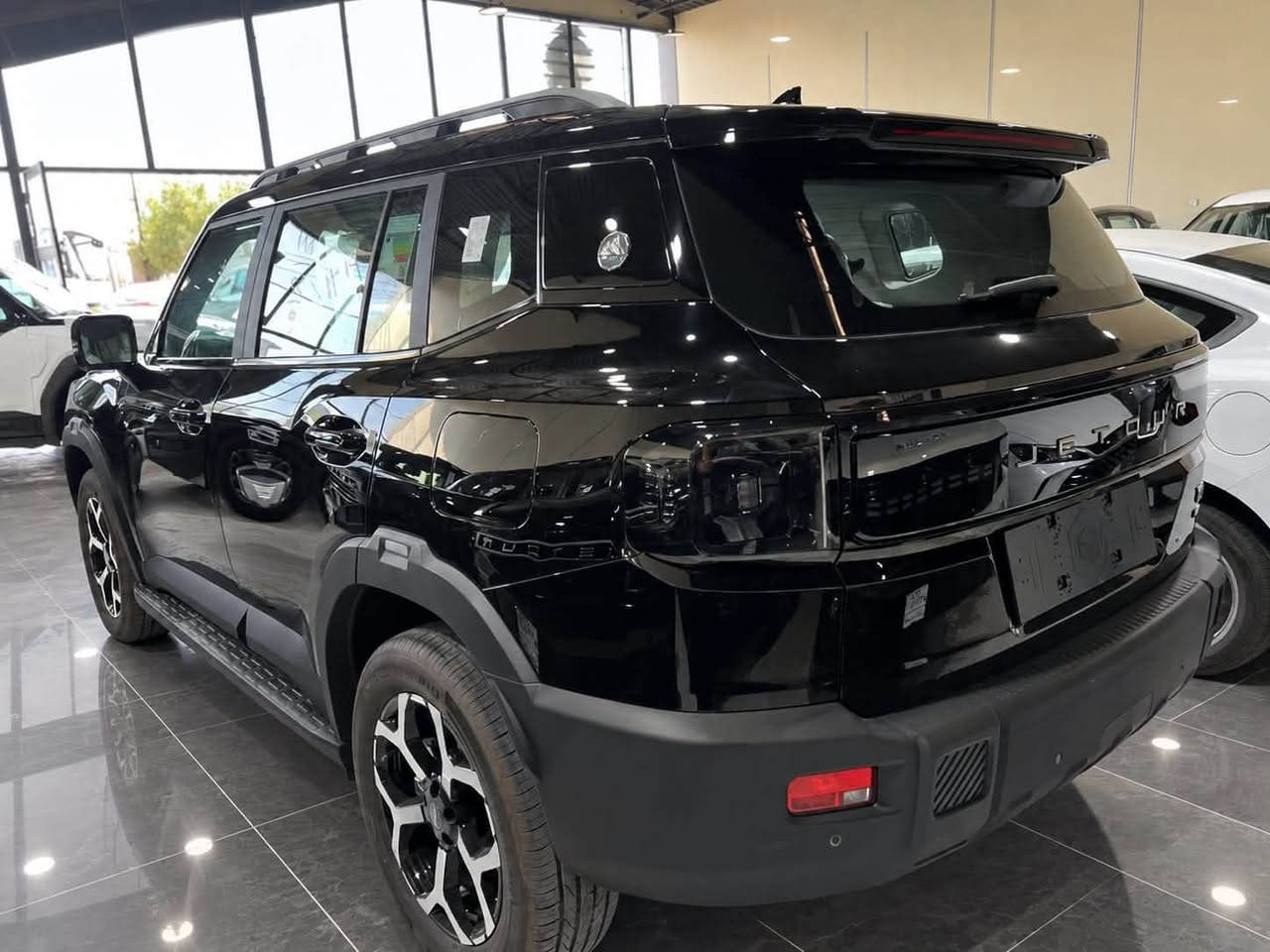 جیتور T1 1.5T PHEV لكجري (بلك-ان هايبرد🔋) ✅

الموديل :2027 زيرو ضمان شركة هارلم 

 المحرك: 1.5 لتر توربو 4 أسطوانات حقن مباشر + محرك كهربائي القوة الاجمالية 340 حصان
عزم الدوران (نيوتن-م): 530
ناقل الحركة: أوتوماتيكي مخصص لنظام الهايبرد 1DHT
نظام الدفع: دفع امامي
سعة البطارية كيلووات/س: 26.7
 استهلاك الوقود: المدى بشحنة كهربائية وتعبئة وقود كاملة يصل إلى 1000 كم (WLTC)
استهلاك الوقود: 5.2 لتر لكل 100 كم
الضمان الأساسي: 6 سنوات وعداد كيلومتر مفتوح
ضمان المحرك: 10 سنوات او 1،000،000 كم ( أيهما اولاً / للمالك الأول )
ضمان البطارية : 8 سنوات او 150,000 كم ( ايهما اولاً )

المواصفات:

*بانوراما 1.1م
*إطارات 19 إنچ
*صندوق كهربائي 
*رادار تفاعلي
*قيادة شبه الذاتية
*مانع تصادم امامي
*تحذير من الاصطدام الامامي والخلفي
*كاميرات محيطية 540 درجة
*حساسات أمامية وخلفية
*نقطة العمياء 
*تحذير مغادرة المسار
*مساعدة للبقاء في المسار
*انماط قيادة متعددة (تشمل قيادة هايبرد او كهربائية بالكامل)
*شاشة التحكم 15.6 إنچ
*شاشة القيادة 10.25 إنچ
*نظام صوتي متطور 9 سماعات من Sony
*أبل كاربلاي وأندرويد أوتو لاسلكي
*نظام اوامر وتحكم صوتي
*مقصورة الركاب من الجلد الفاخر 
*مقاعد السائق والراكب كهربائي ومبرد
*مقعد السائق ذاكرة
*مقعد الراكب مزود بمسند كهربائي للأرجل 
*إنارة ترحيبية مع إنارة محيطية متعددة الالوان 
*مصابيح أمامية وخلفية أوتوماتيكية LED 
*التكييف التلقائي مع الضوء القريب والبعيد
*نظام تقليل الضجيج النشط مع زجاج مزدوج
*المرايا الجانبية قابلة للطي كهربائياً ومدفأة
*دخول ذكي وتشغيل عن بعد
*خاصية إغلاق نوافذ وفتحة السقف عن بعد
*شاحن هاتف لاسلكي سريع
*مسند الذراع الوسطي مع ثلاجة
*ماسحات مع حساس للمطر

شركة الفرس الأبيض لتجارة السيارات_ بغداد معارض البياع-الشارع المميز -مجاور سونار البياع 📍

📞 للتواصل :

☎***********
☎***********

☎***********
☎***********
