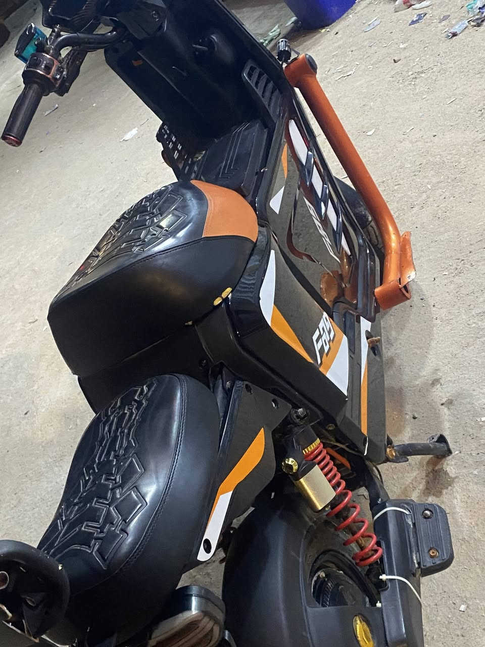 السلام عليكم دراجه شحنf 900 سعر الدراجه  250 وبيها مجال بطاريات جدد 26 شرط فحص دراجه بيها بعض الكسور الموضحه بصور عنوان كوت ثويني مقابل صناعيه حمدان للتواصل *********** واتس أو اتصال
