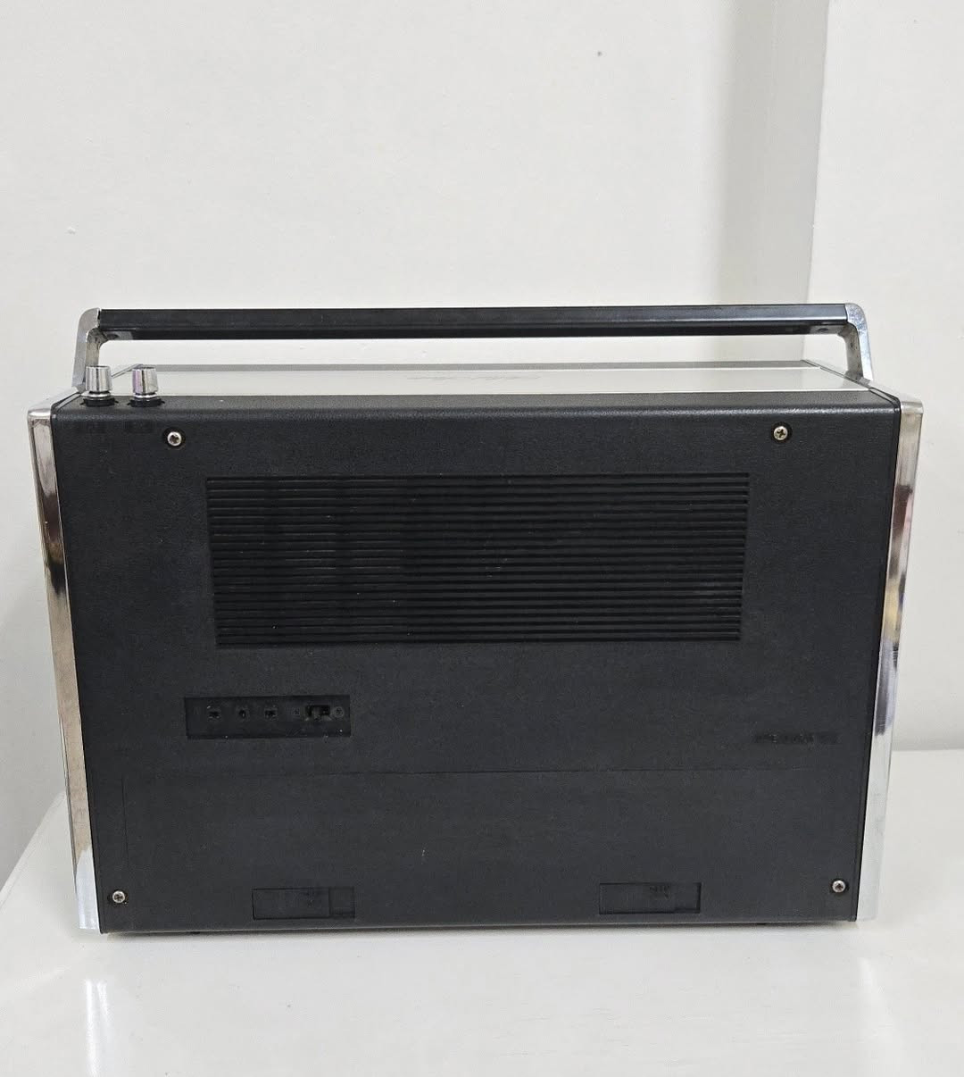 Koyo
ياباني الصنع سنه 1970  
11موجه
وزن الجهاز حوالي 6kg 
يعمل باتري/كهرباء
خاصيه BFO لاستقابل تردات SSB
يحتوي على مؤشر قوه الاشاره
دبل اريل
قطعه نظيفه جداً بتصميم كلاسيكي بدون عيوب او مشاكل في العمل شغال100% 
للاستفسار مراسله الصفحه
***********
